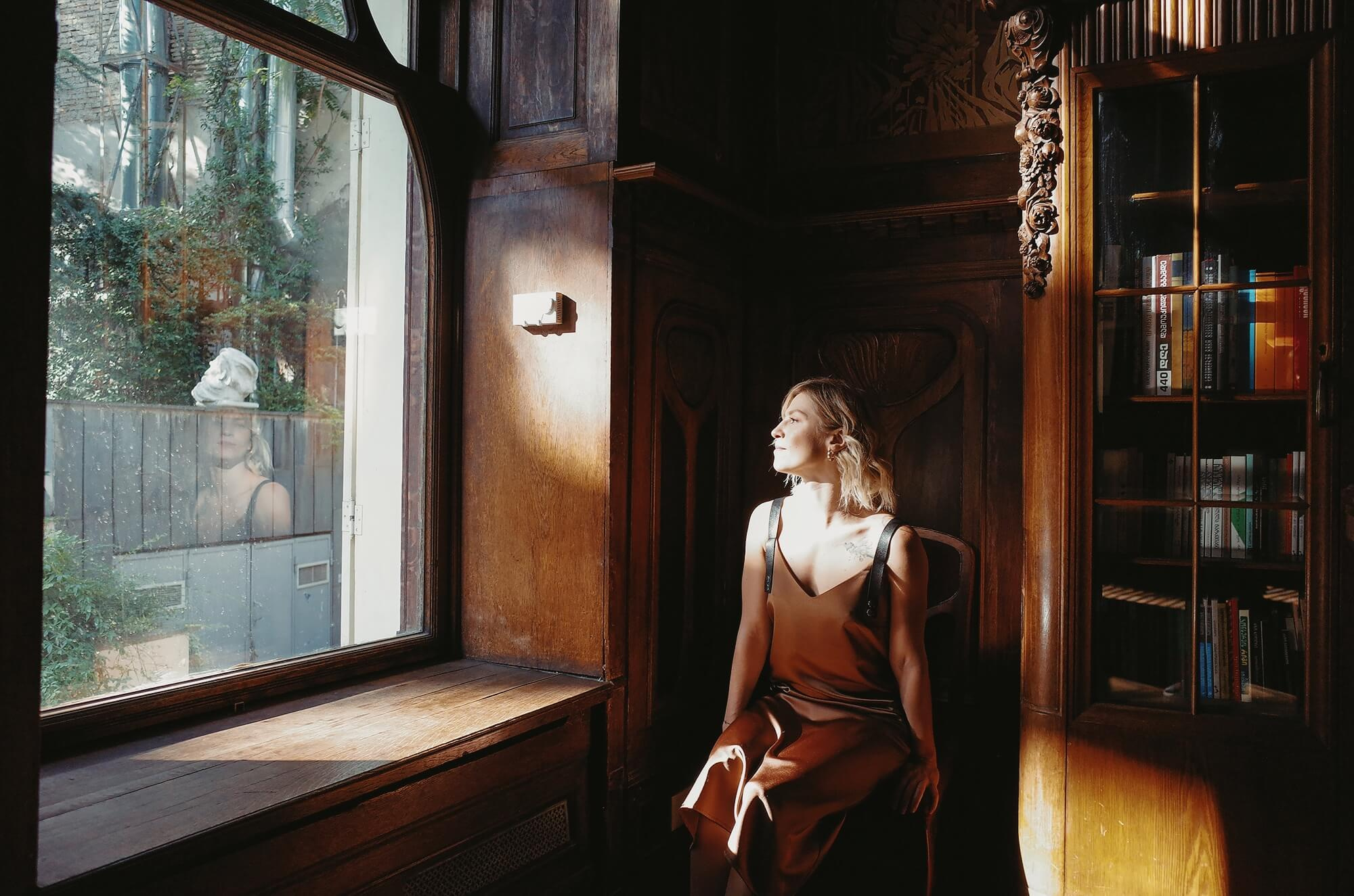 Солнечный портрет девушки у окна