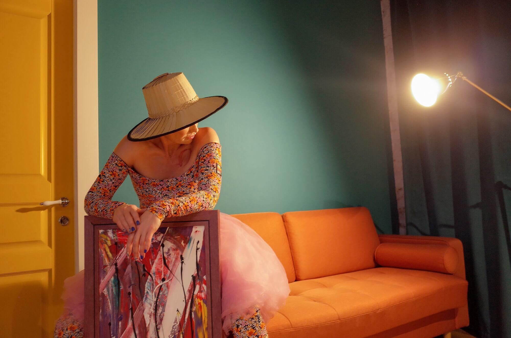 Художественный цветной портрет девушки в шляпе