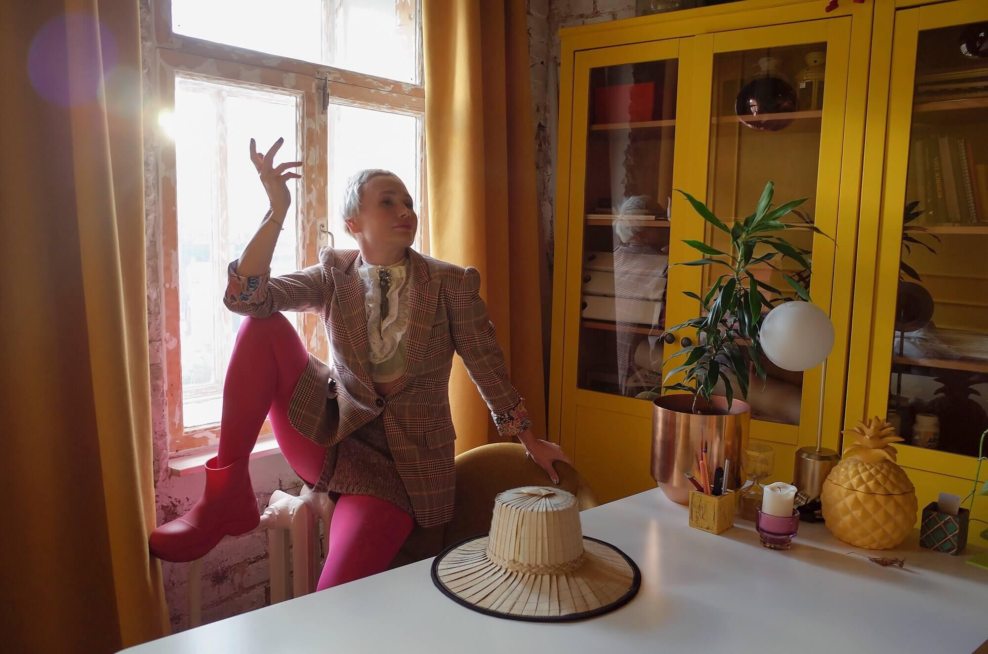 Цветной портрет девушки у окна