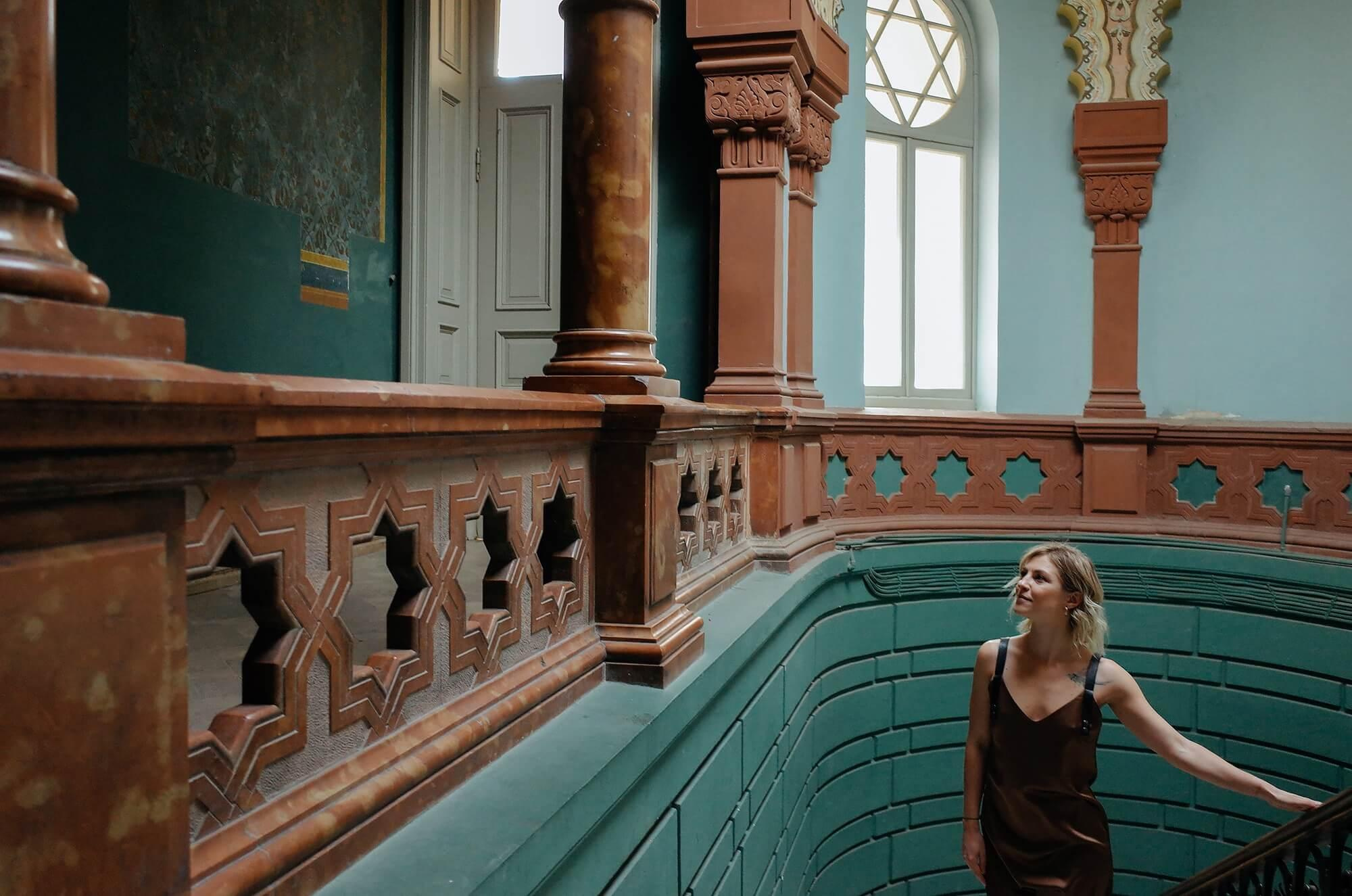 Портрет девушки в красивом здании