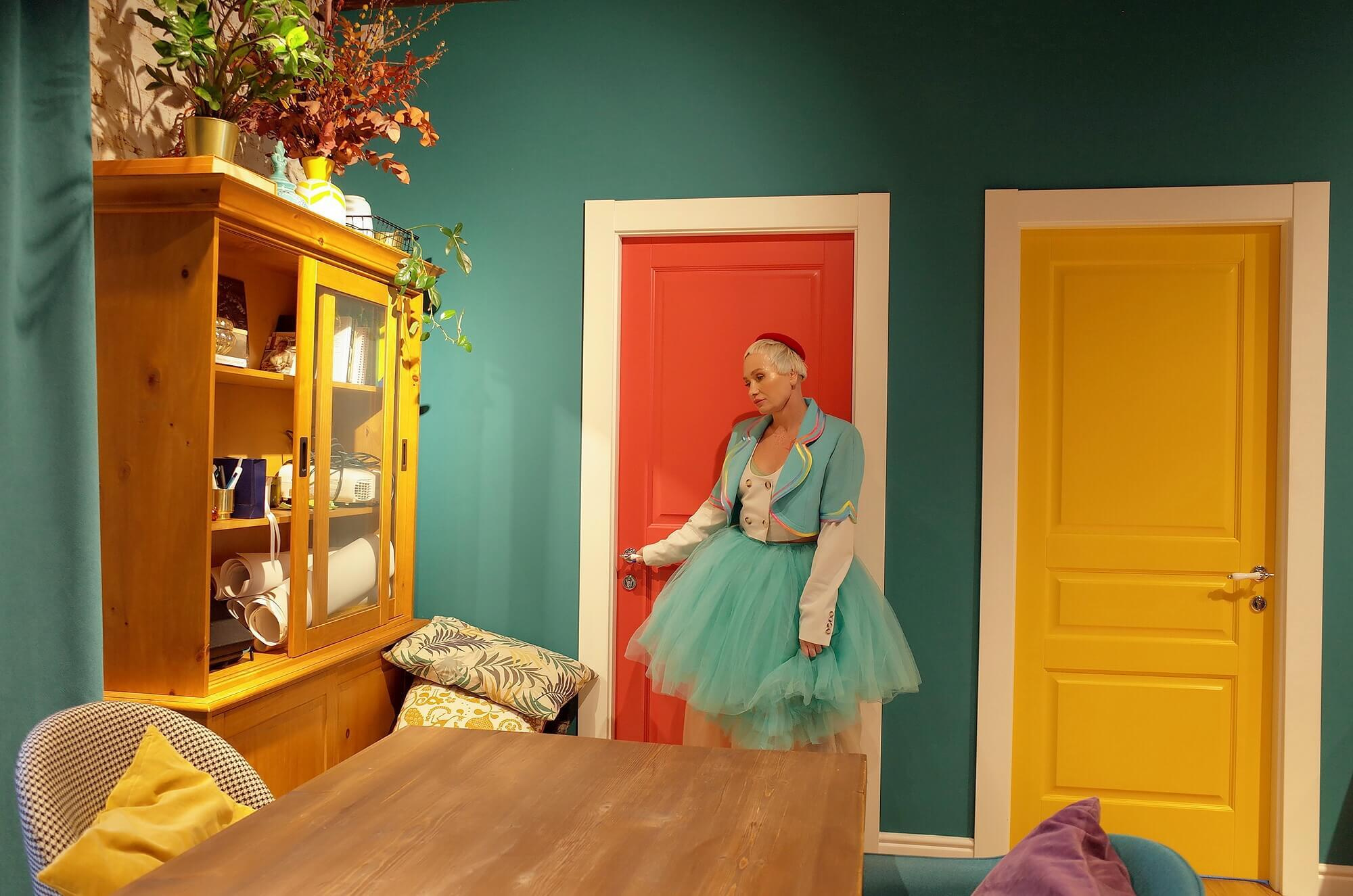 Цветной портрет девушки возде двери