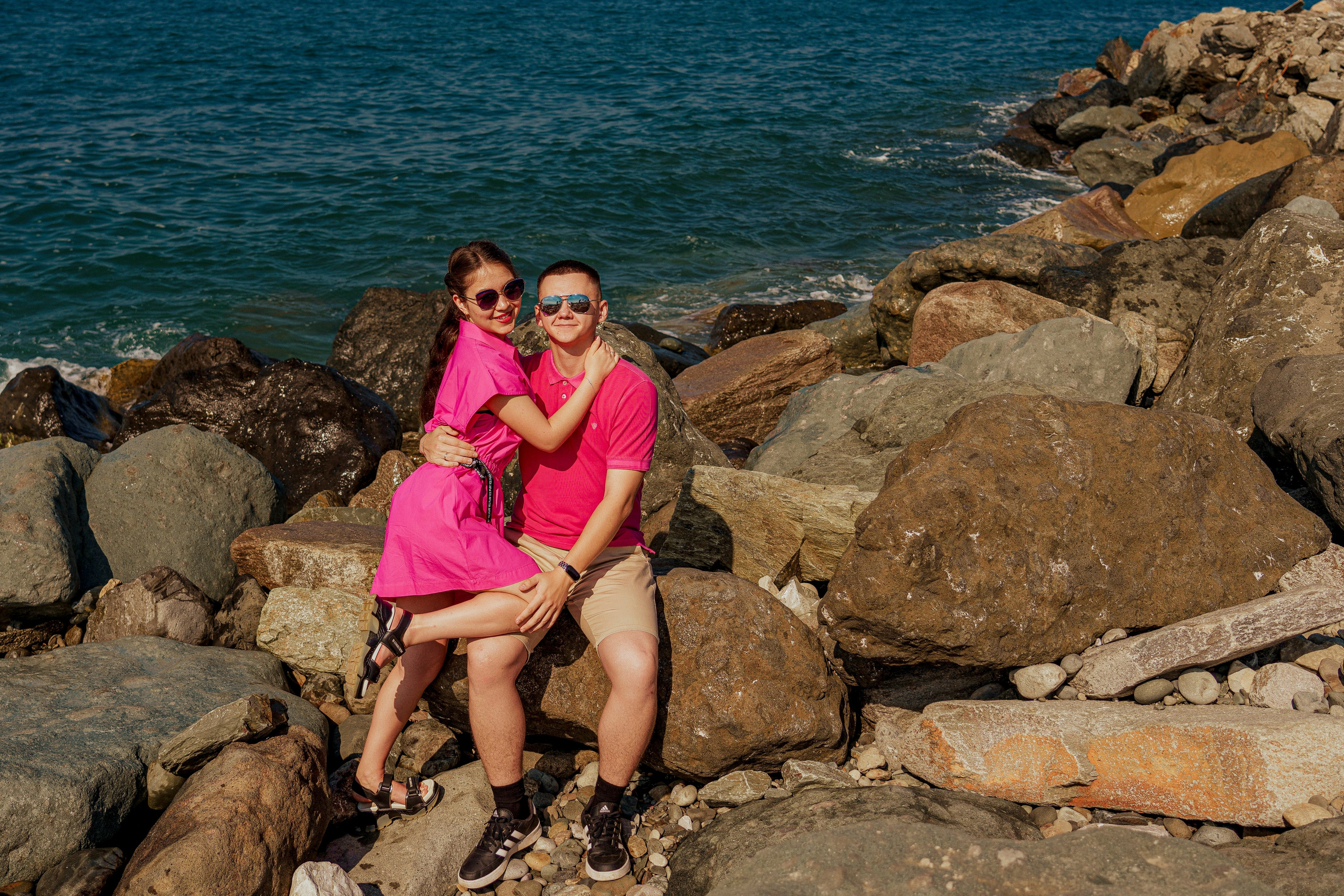 Влюбленные встречают рассвет на море