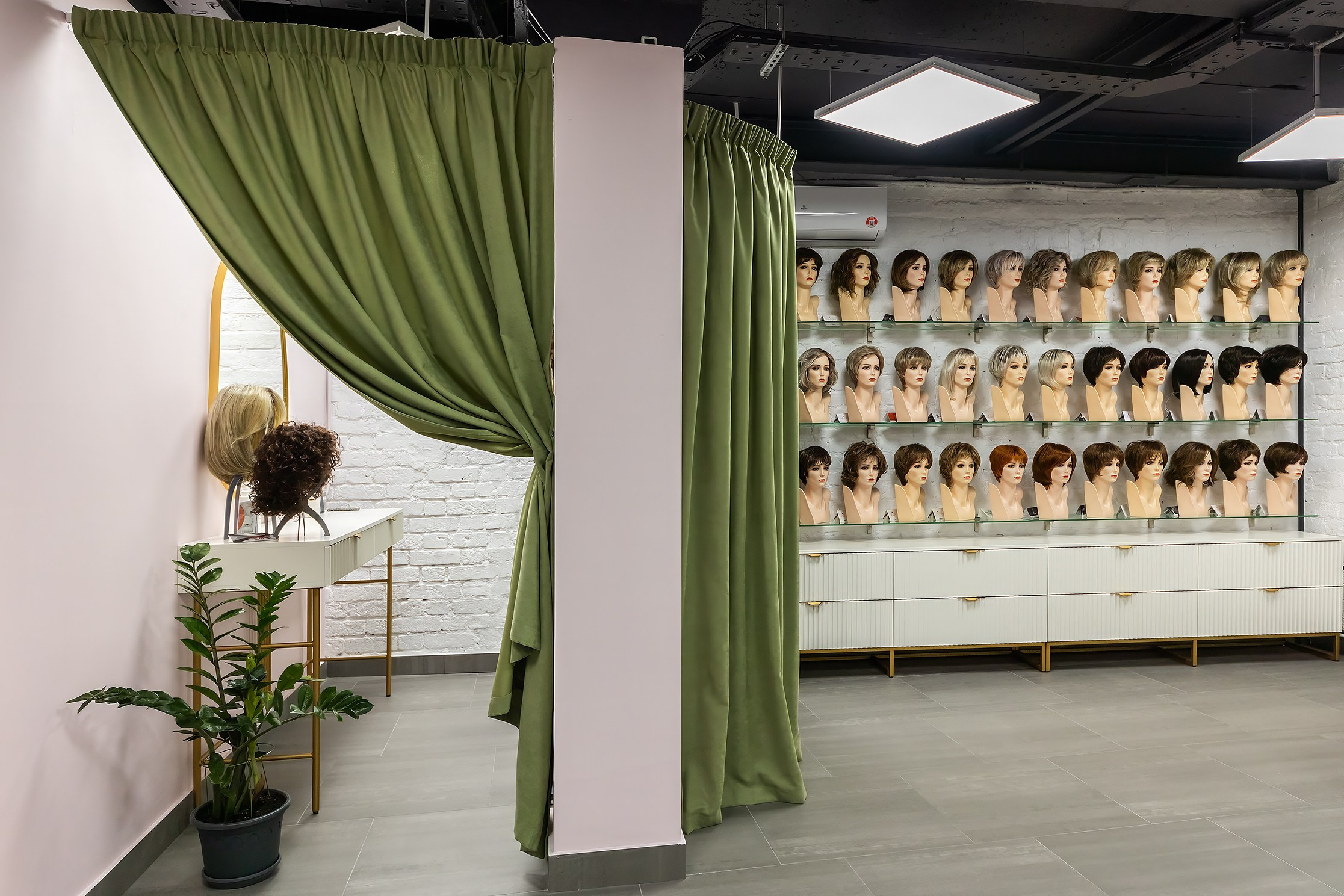 Дом париков. Фотосъемка интерьеров салона париков Шевю. Профессиональный Фотограф в Москве Андрей Славнов