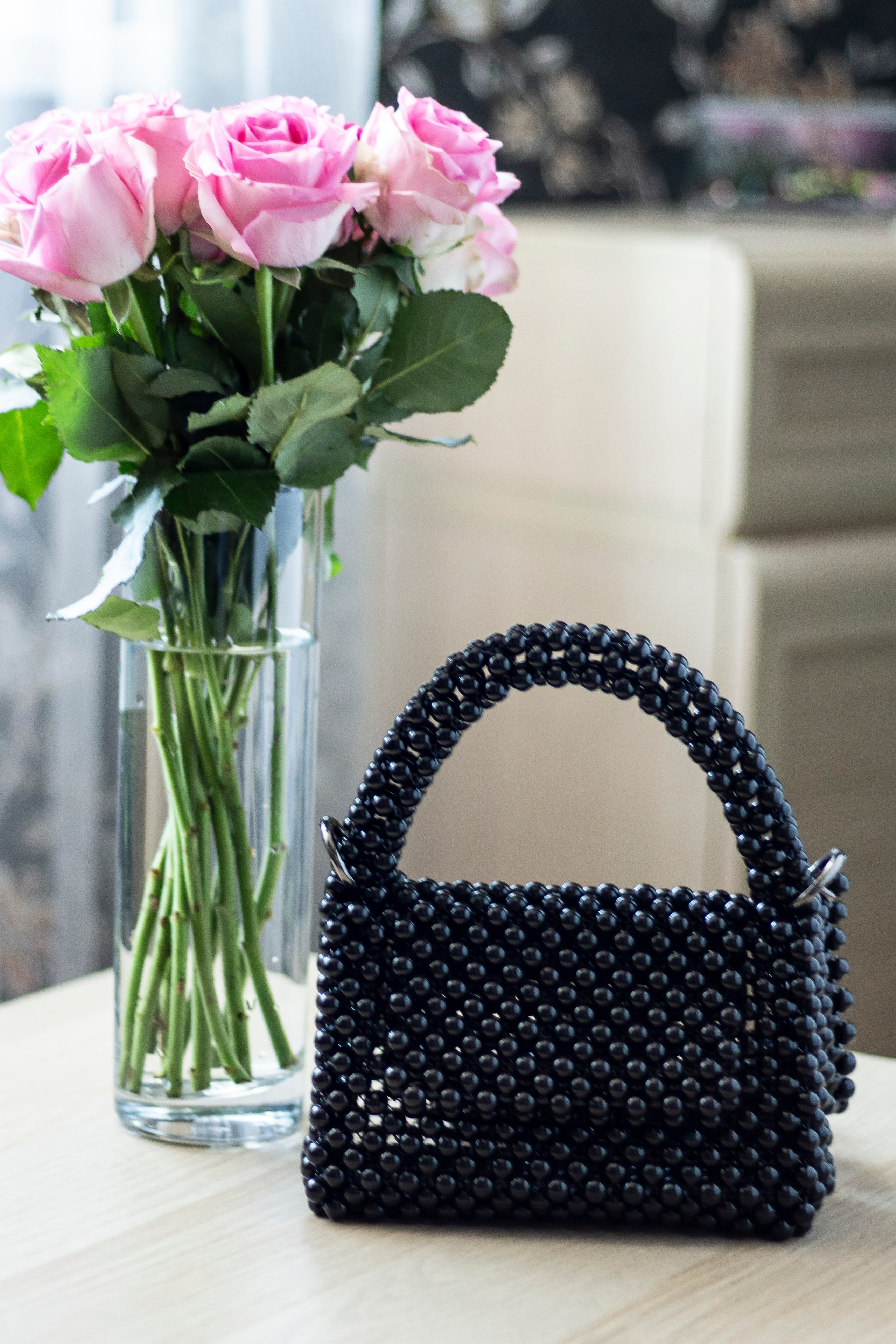 контент съёмка, сумочка из бусин в интерьере