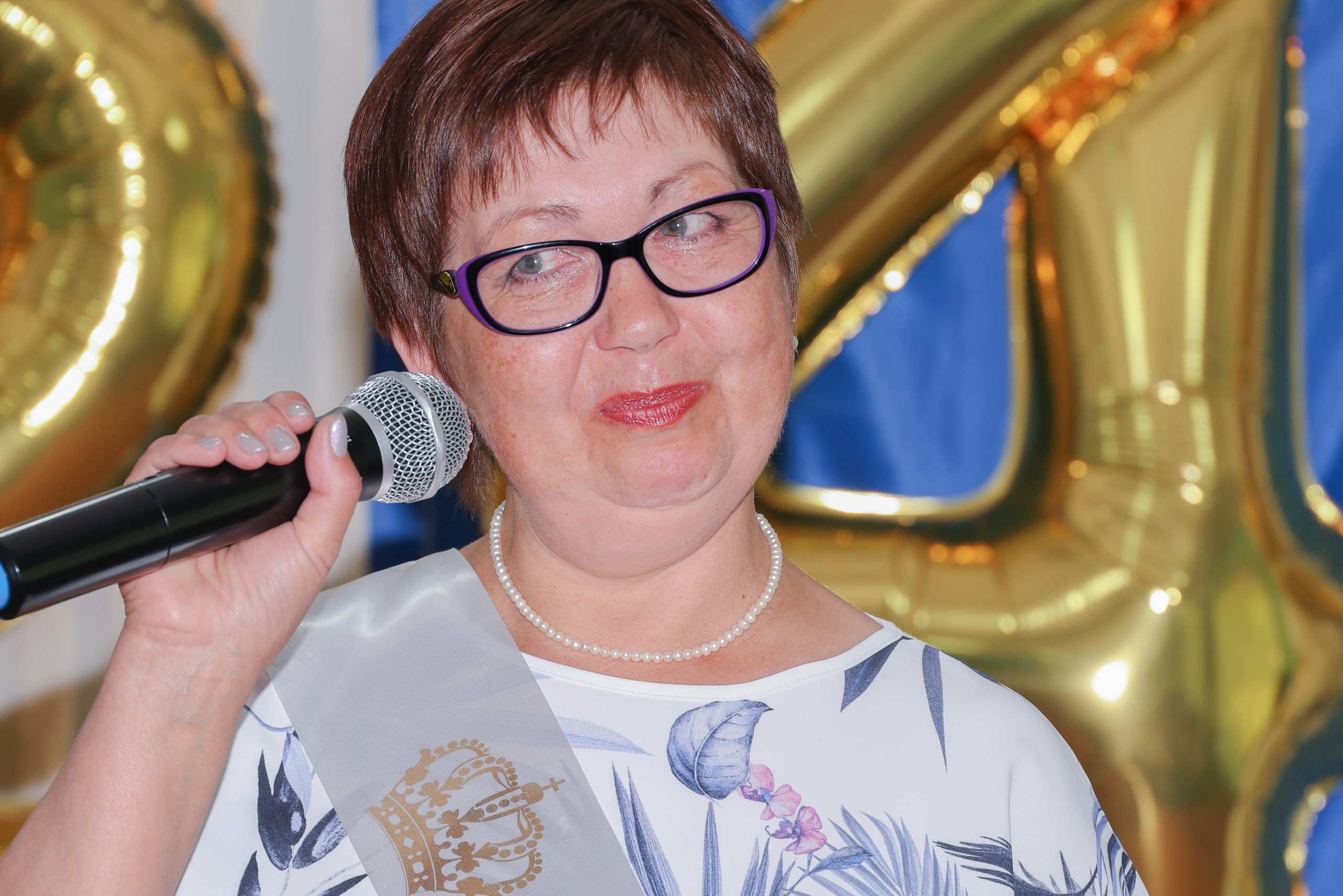 Преподователь прослезилась на последнем звонке прощаясь со своими учениками