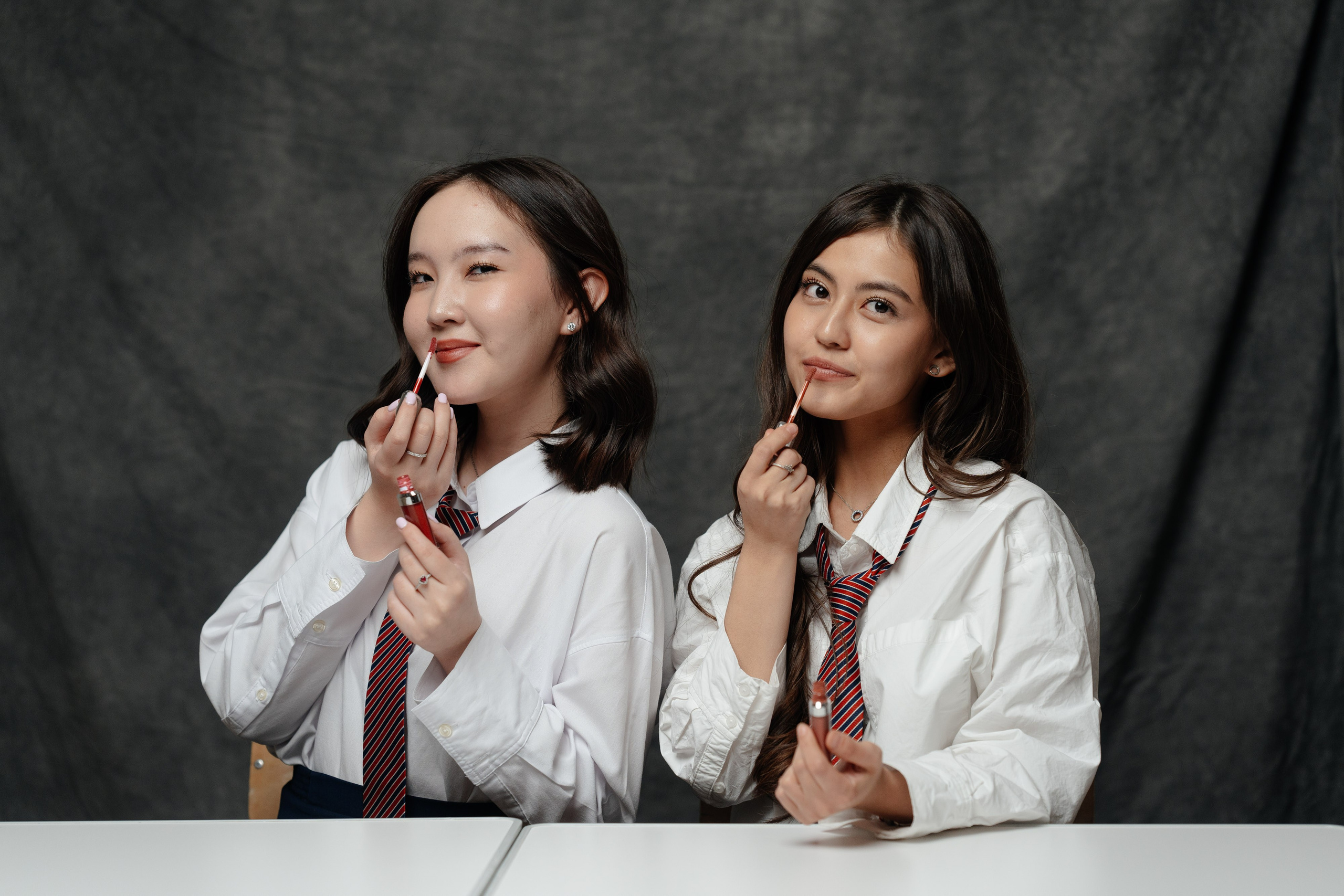 По двое. Выпускные альбомы в Нур-Султане (Астана) и по всему Казахстану