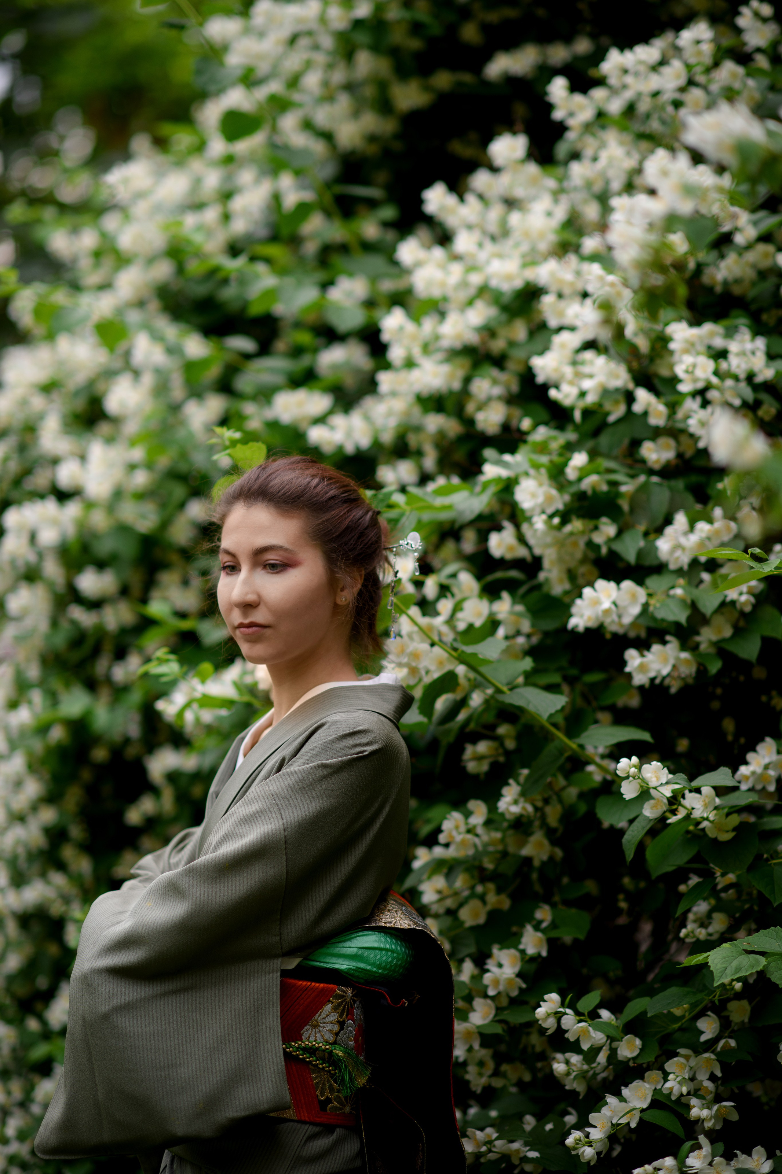 Фотосессия в цветущем чубушнике в саду им. Баумана. Главная
