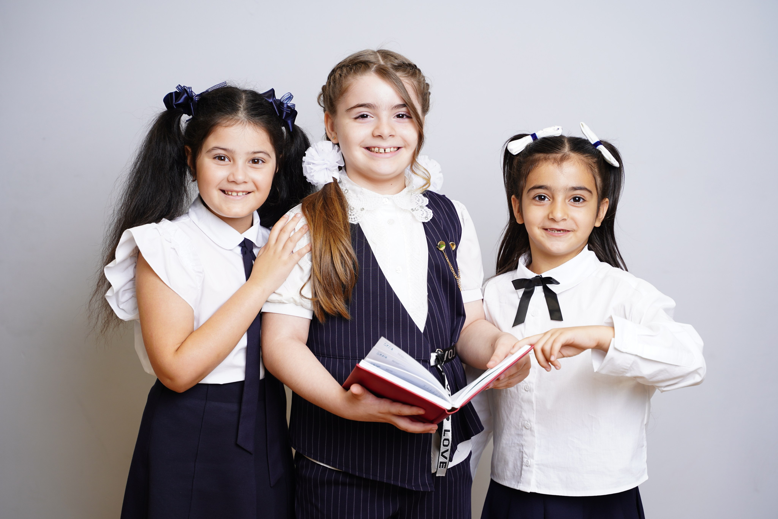 Фото с другом. MEMENTO.Выпускные альбомы, школьные, юбилейные и другие книги. Ростов-на-Дону