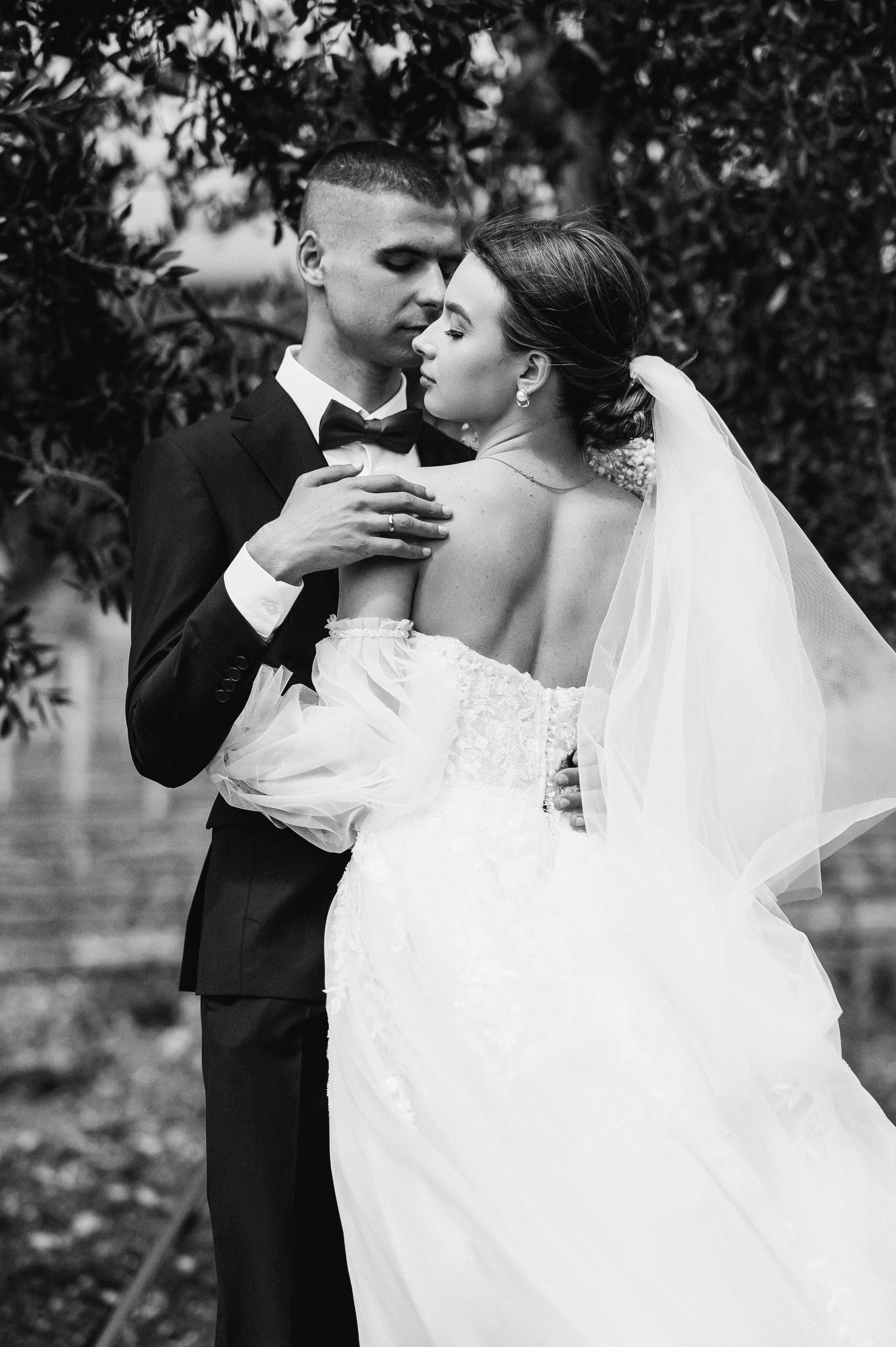 Свадебное утро и прогулка красивой яркой пары. Свадебный и семейный фотограф в Симферополе Дарья Маркова