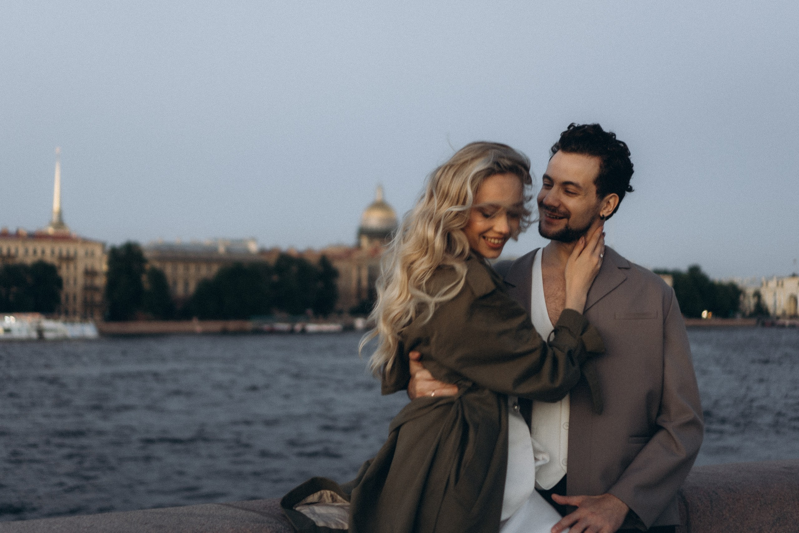 СВАДЕБНАЯ СЬЕМКА ПАРЫ НА РАССВЕТЕ В БЕЛЫЕ НОЧИ И ПРОГУЛКА С РАЗВОДНЫМИ МОСТАМИ И ПИКНИК ВОЗЛЕ ИСАКИЕВСКОГО СОБОРА. Профессиональный фотограф, Санкт-Петербург — Виктория Богомолова