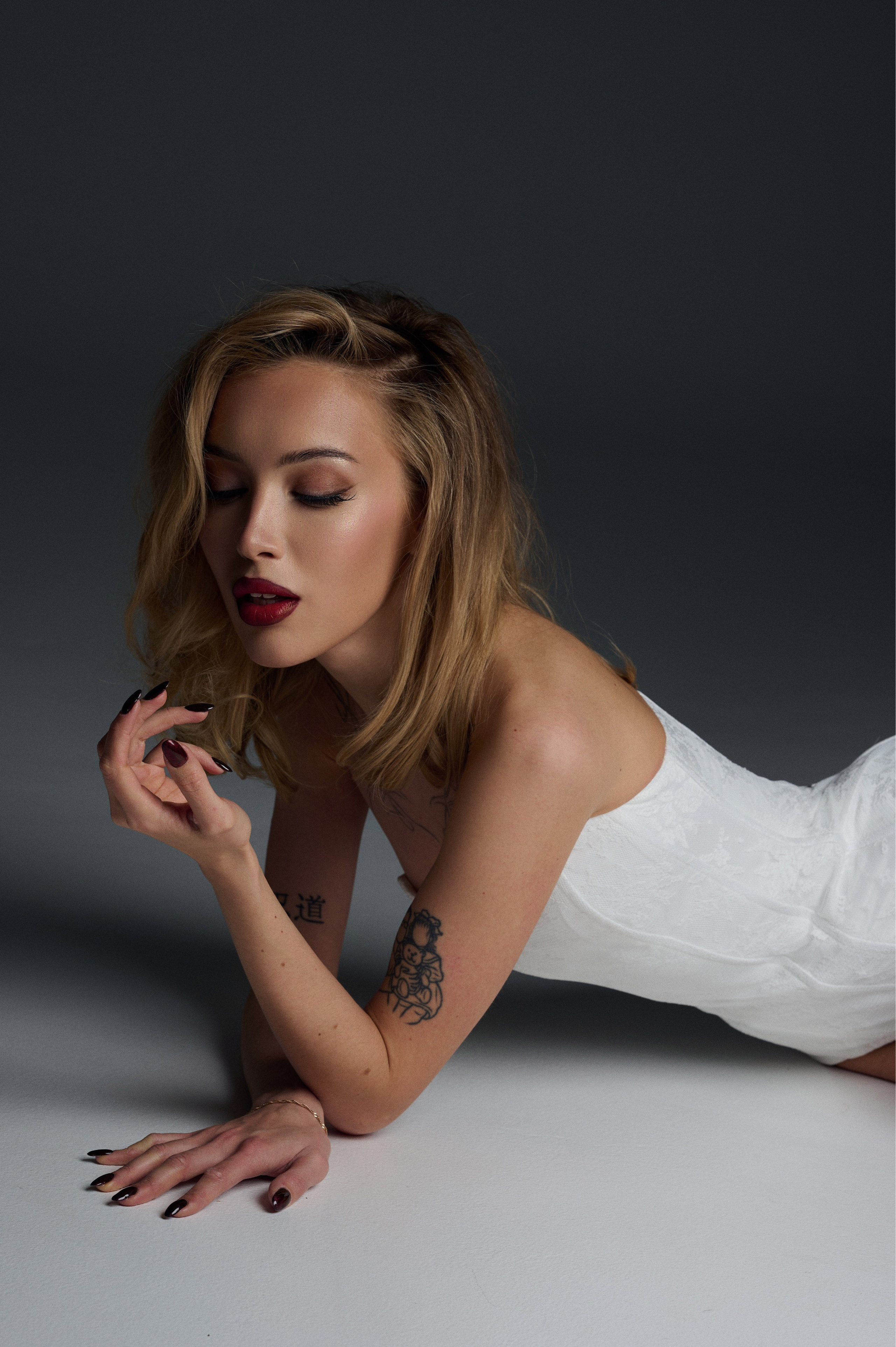 Индивидуальная женская фотосессия с искусственным светом