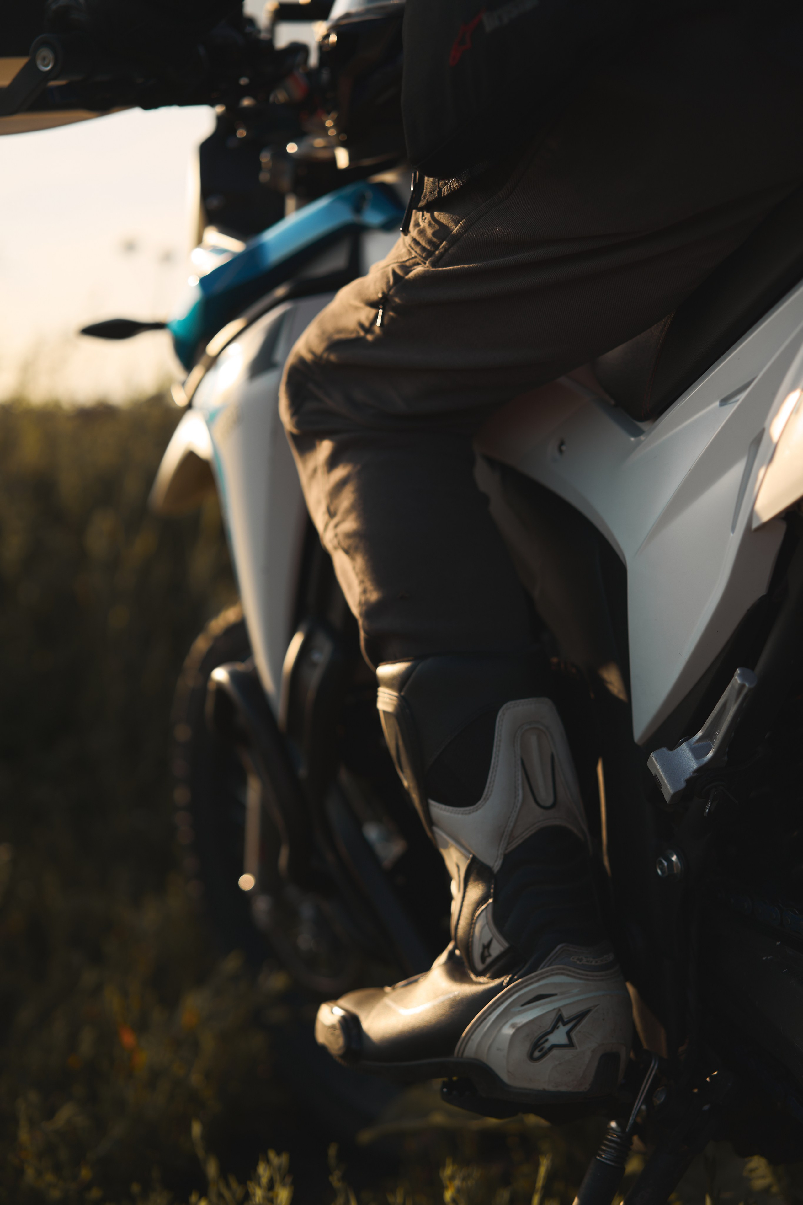 Съемка на закате с мотоциклом в поле. Фотограф Екатеринбург Кокшарова Александра