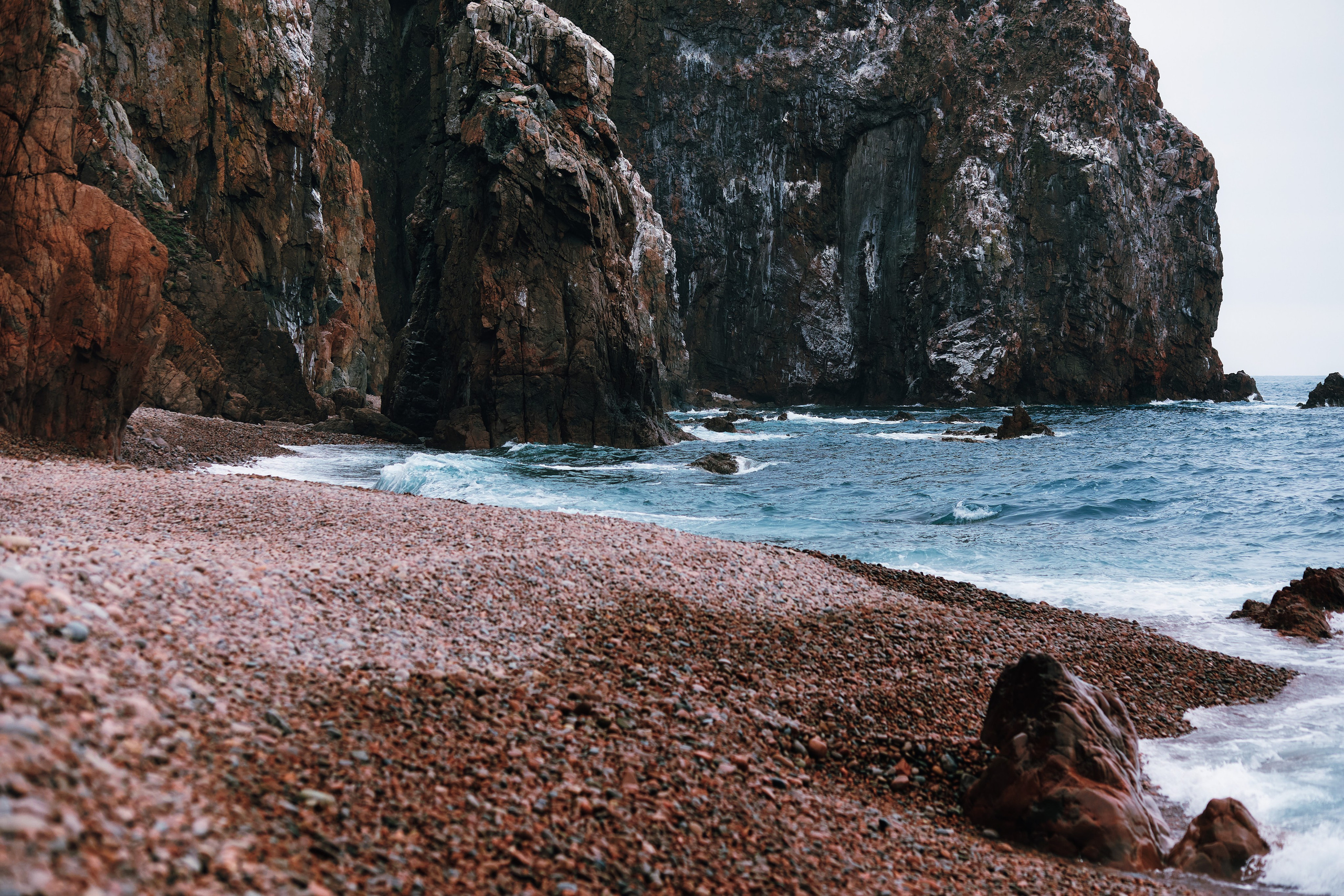 Морское побережье острова Шкота, фото снизу, 2024 год