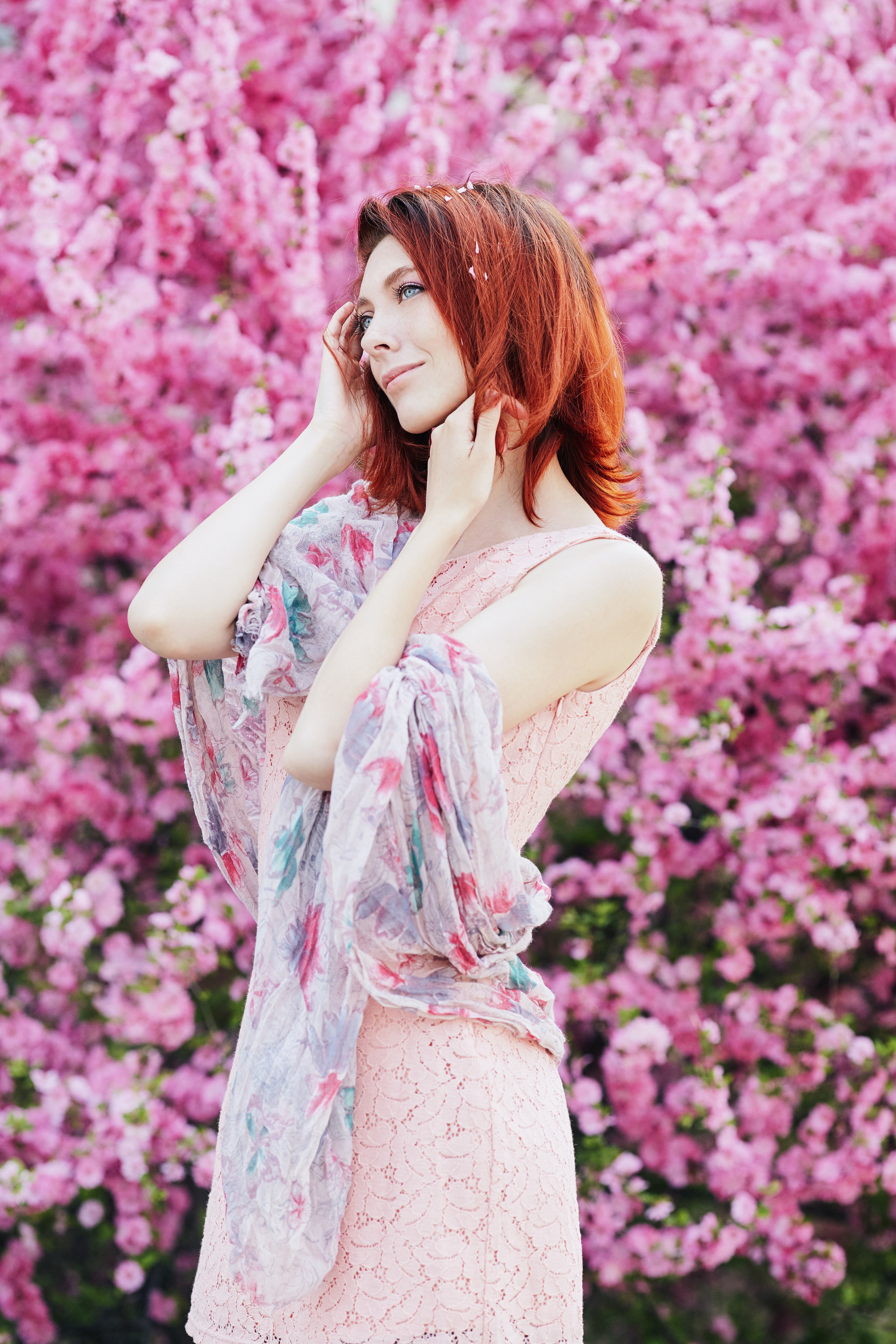 Уличная фотосессия на фоне цветущего миндаля (сакуры, вишни) в Находке