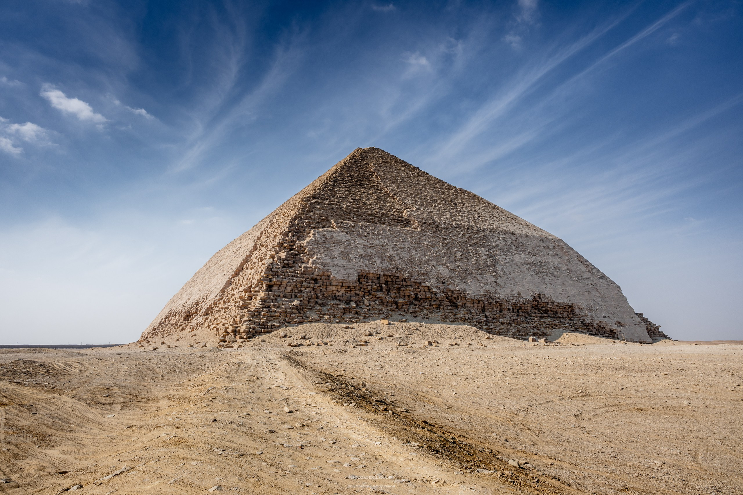 ломаная пирамида