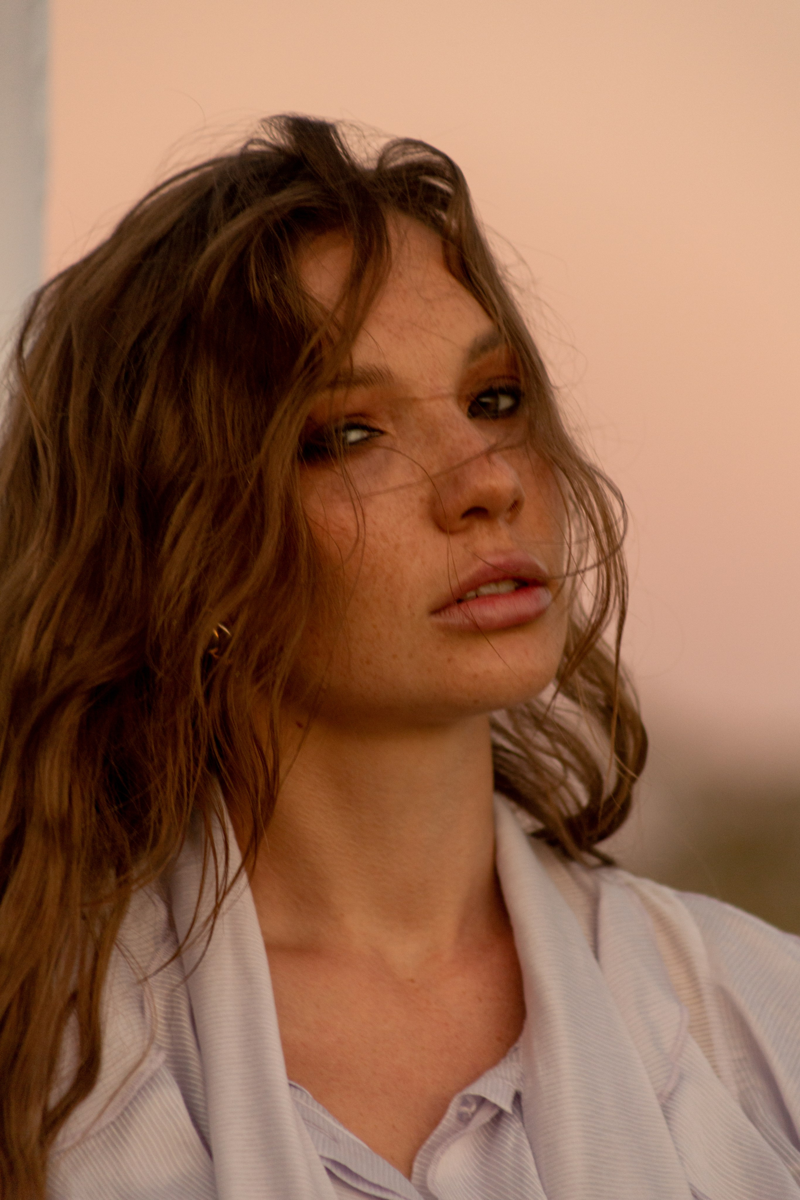 Портрет девушки утром на рассвете на улице в белой рубашке