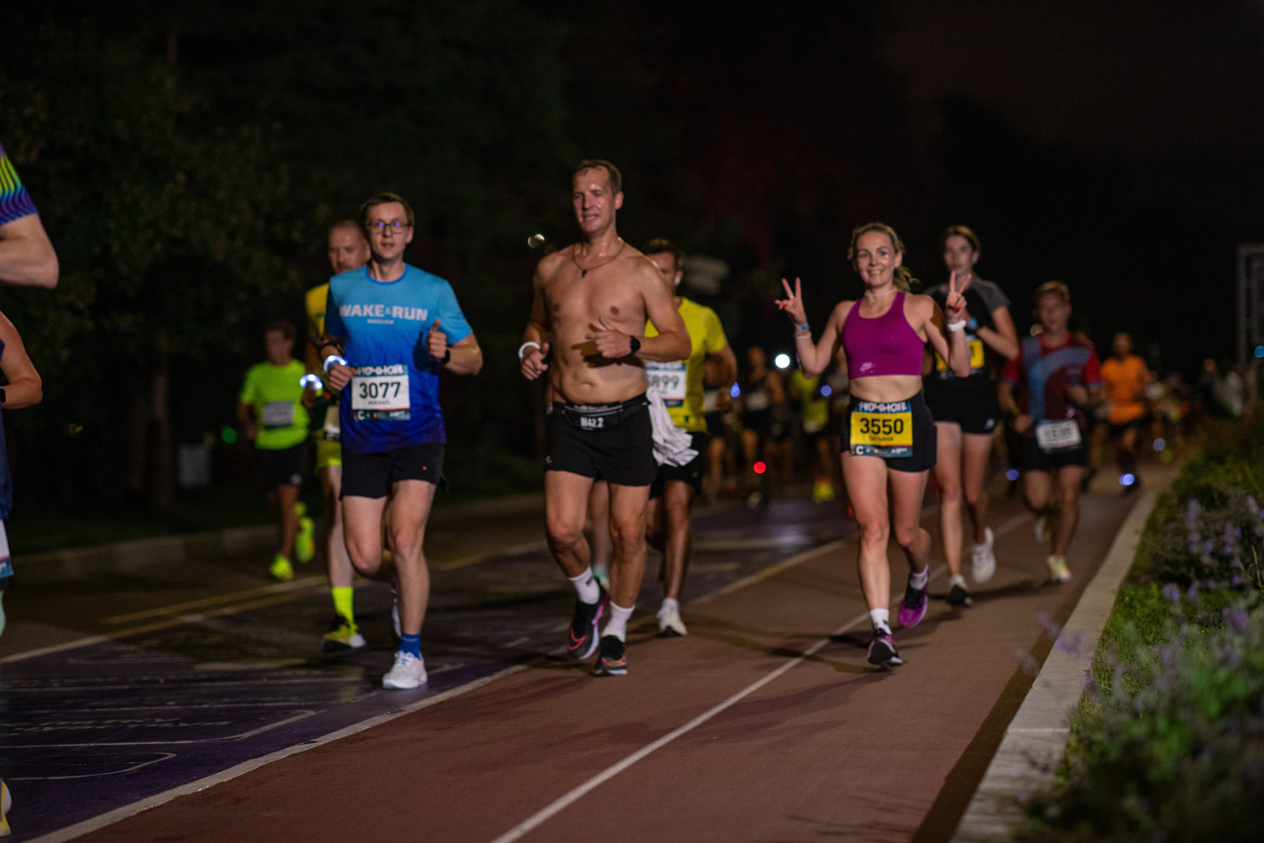 Ночной забег в ленте фотографий бегунов 03.08.24. Фотограф Сергей Ловкий