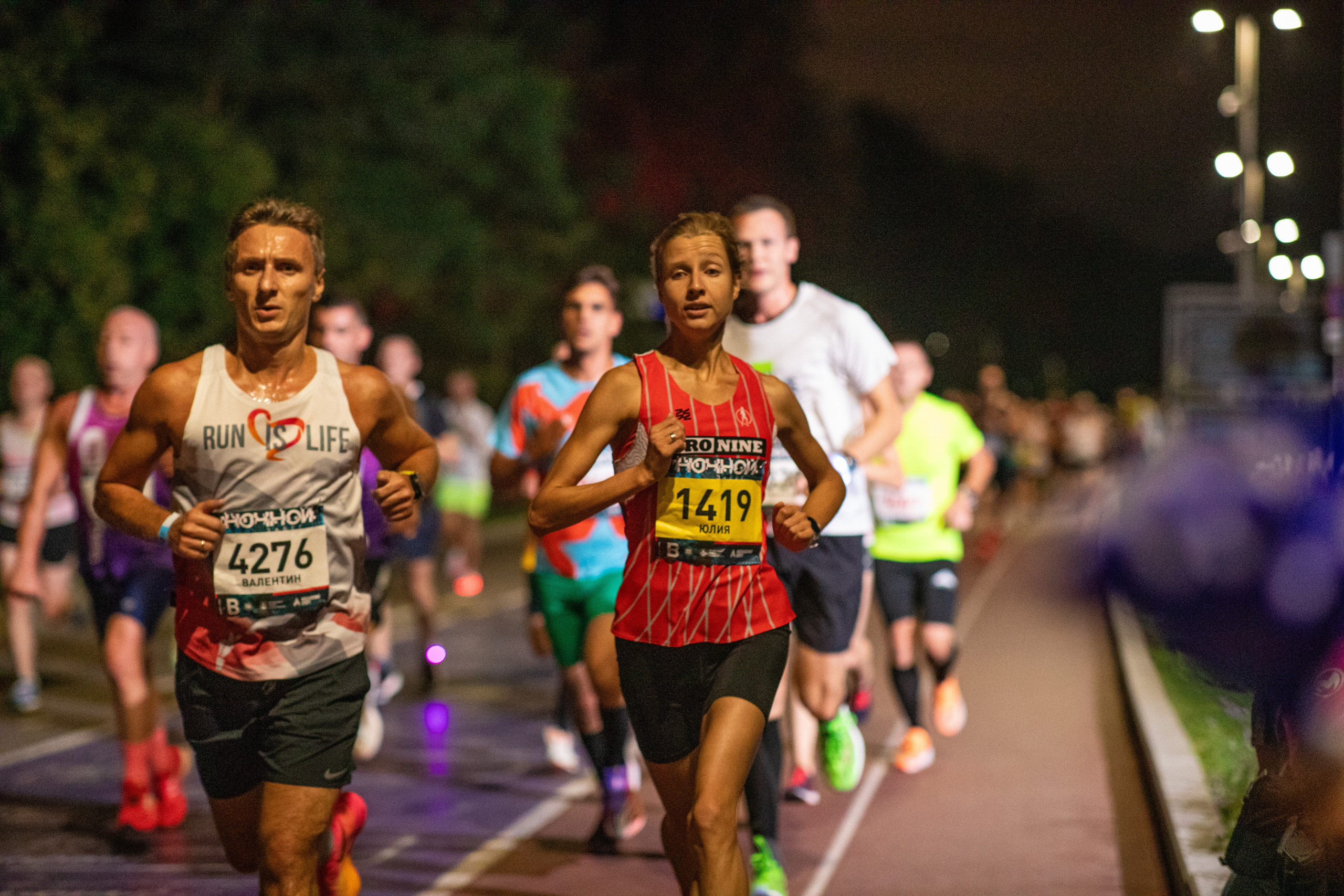 Ночной забег в ленте фотографий бегунов 03.08.24. Фотограф Сергей Ловкий