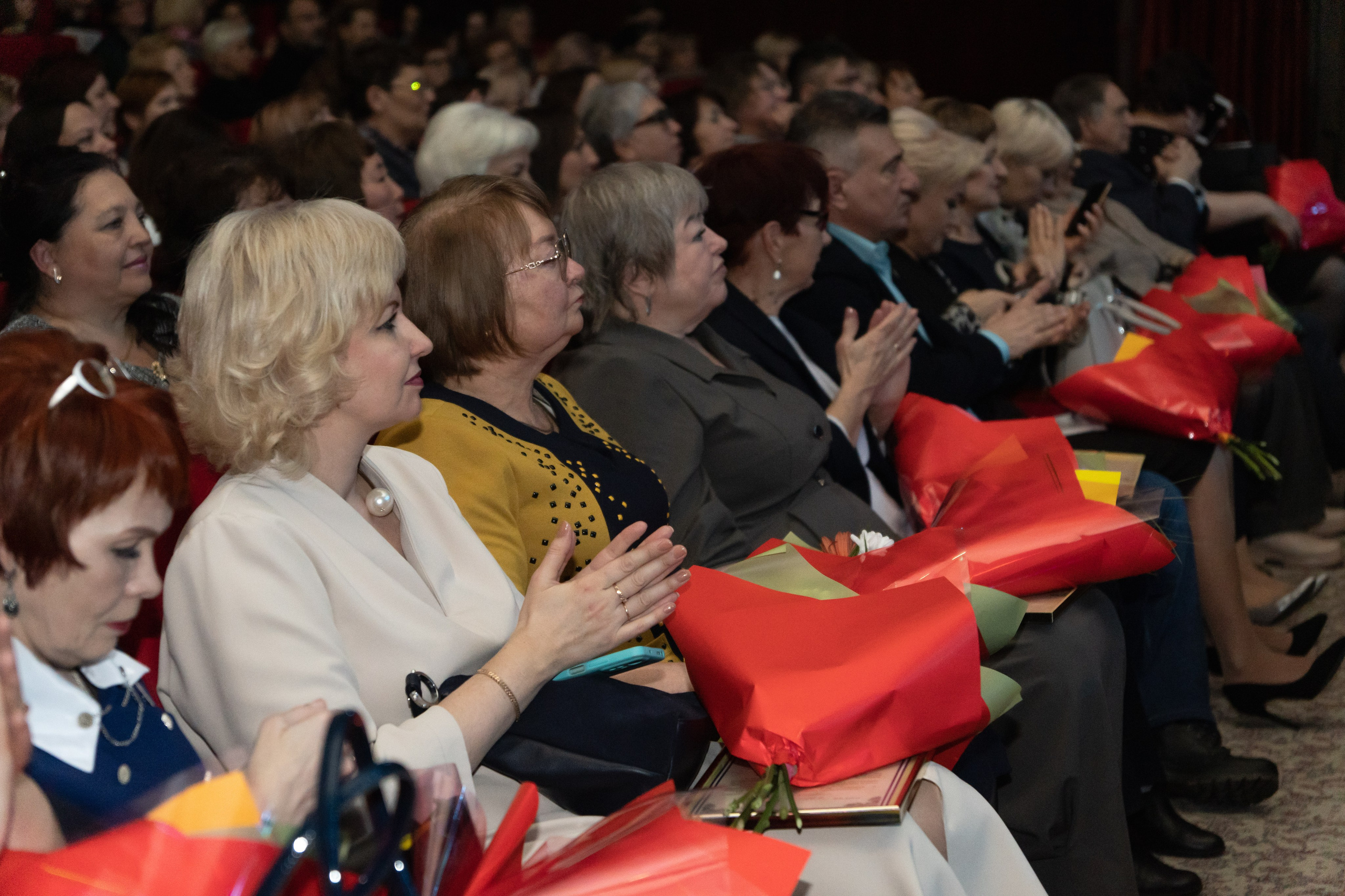 Музыкальный театр. Занимаюсь профессиональной фотографией и живу рядом с Байкалом. Работаю в разных жанрах