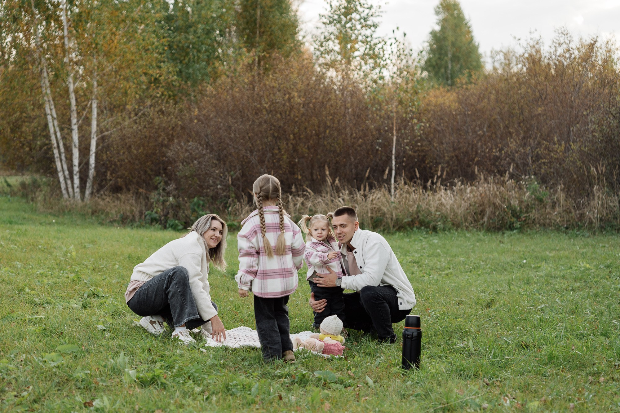 Мира и Тая на прогулке с родителями. Фотограф в Красноярске. Юлия Чаушанская