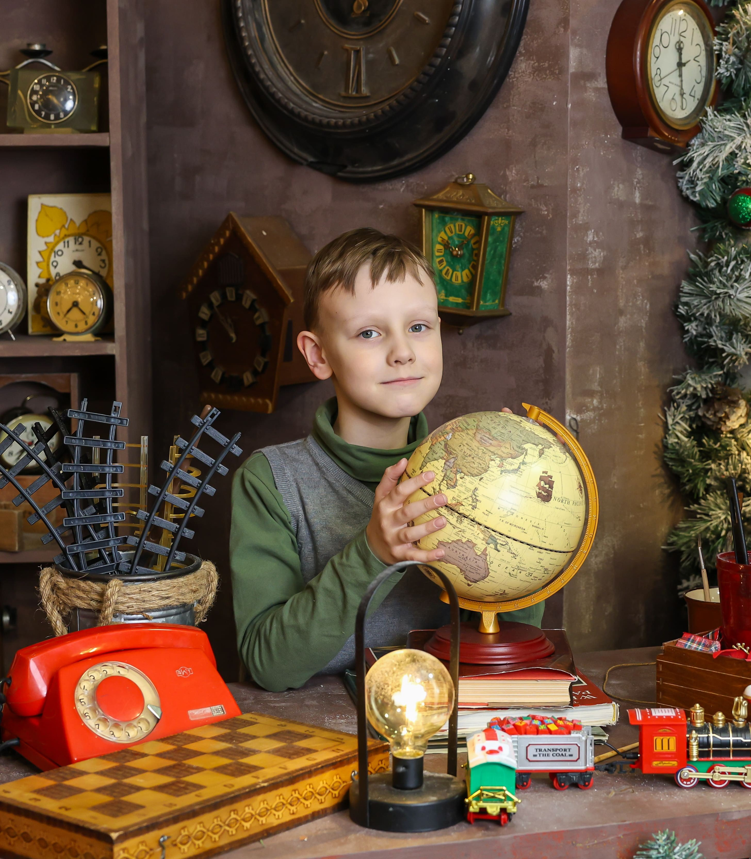 мальчик с глобусом в винтажном интерьере, детский портрет, тематическая фотосессия, фотограф Карасёва Елена