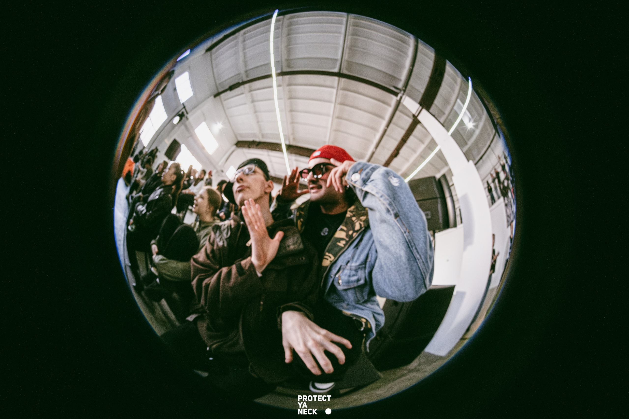 PROTECT YA NECK 22/03 (@youlovebu). Соня бу тебя сфоткала