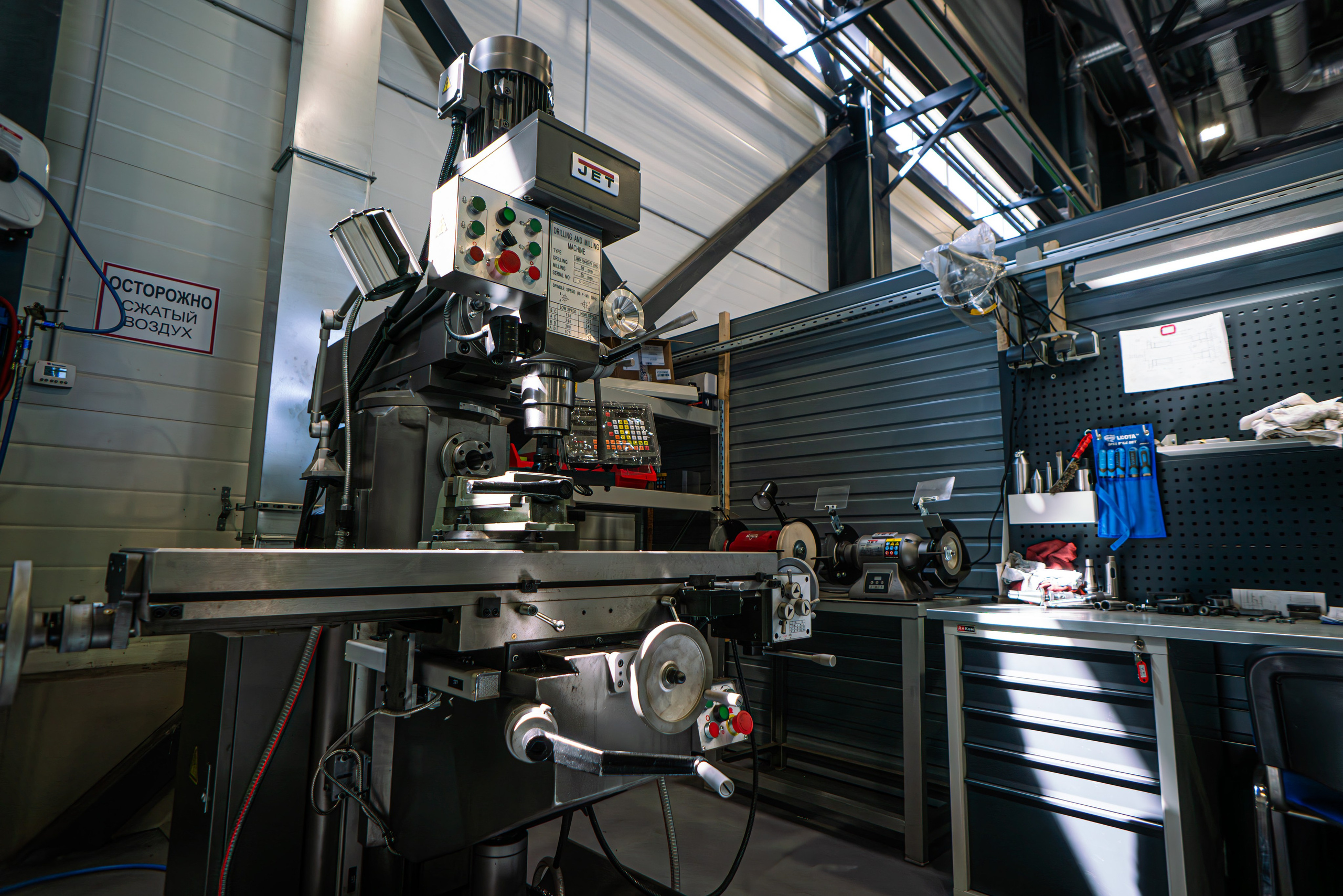 Токарный станок на производстве в мастерской