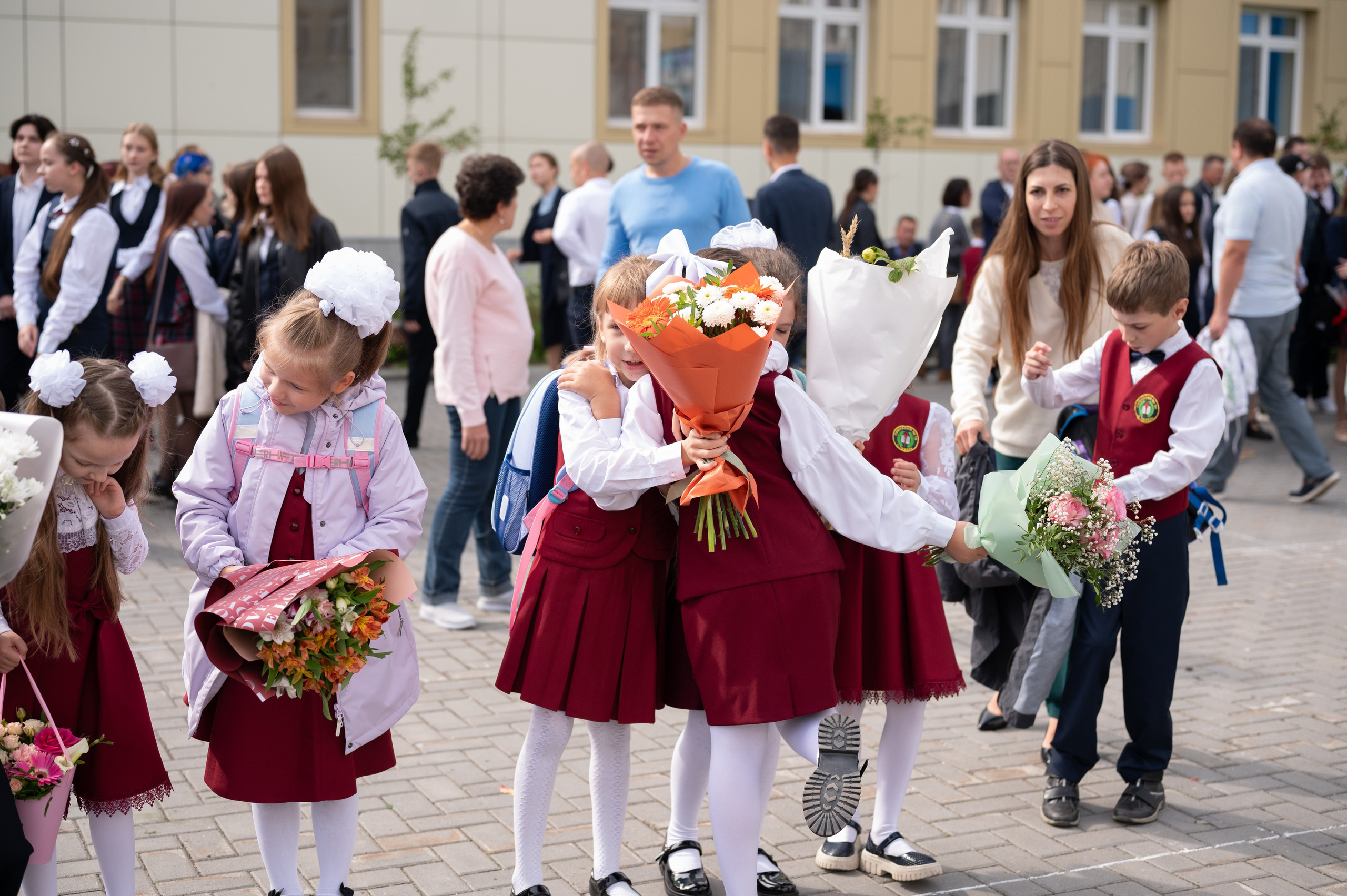 1 сентября 16 гимназия 2 класс (линейка + в классе+ на улице). Фотограф новорожденных, семейный детский в Тюмени Татьяна Морозова
