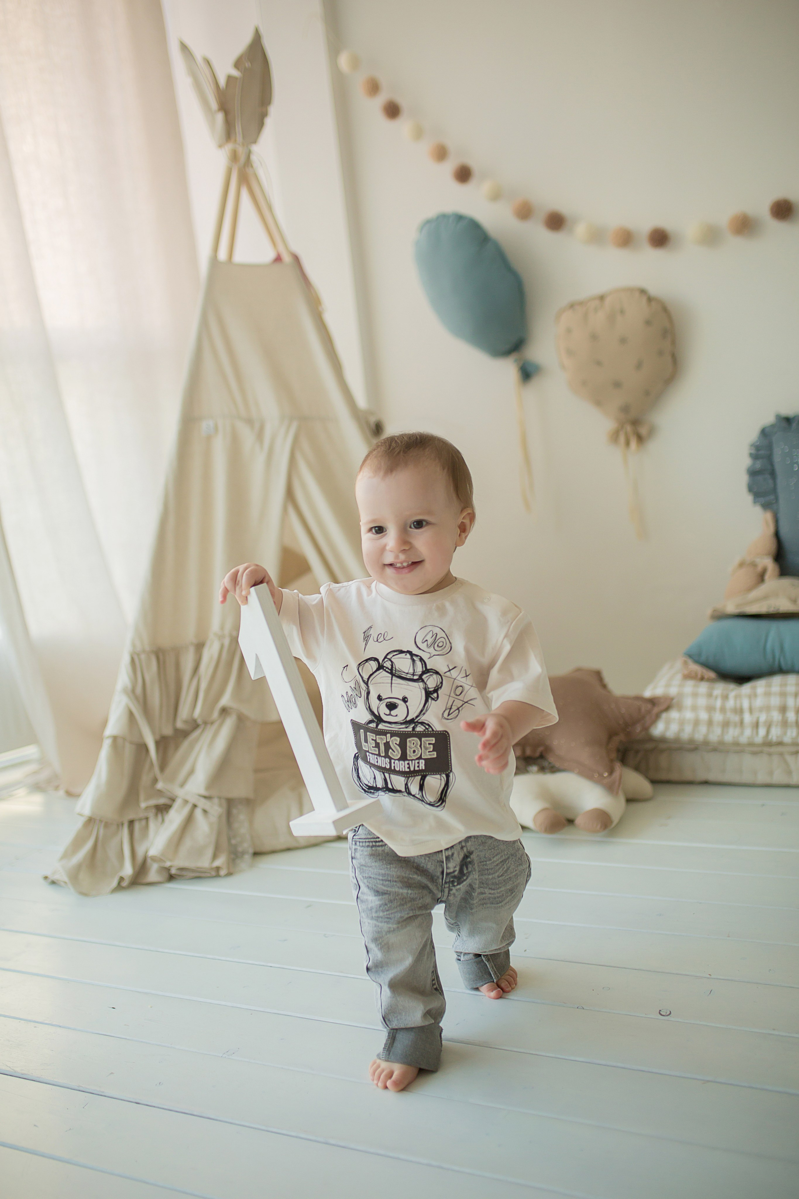 мальчик держит цифру один