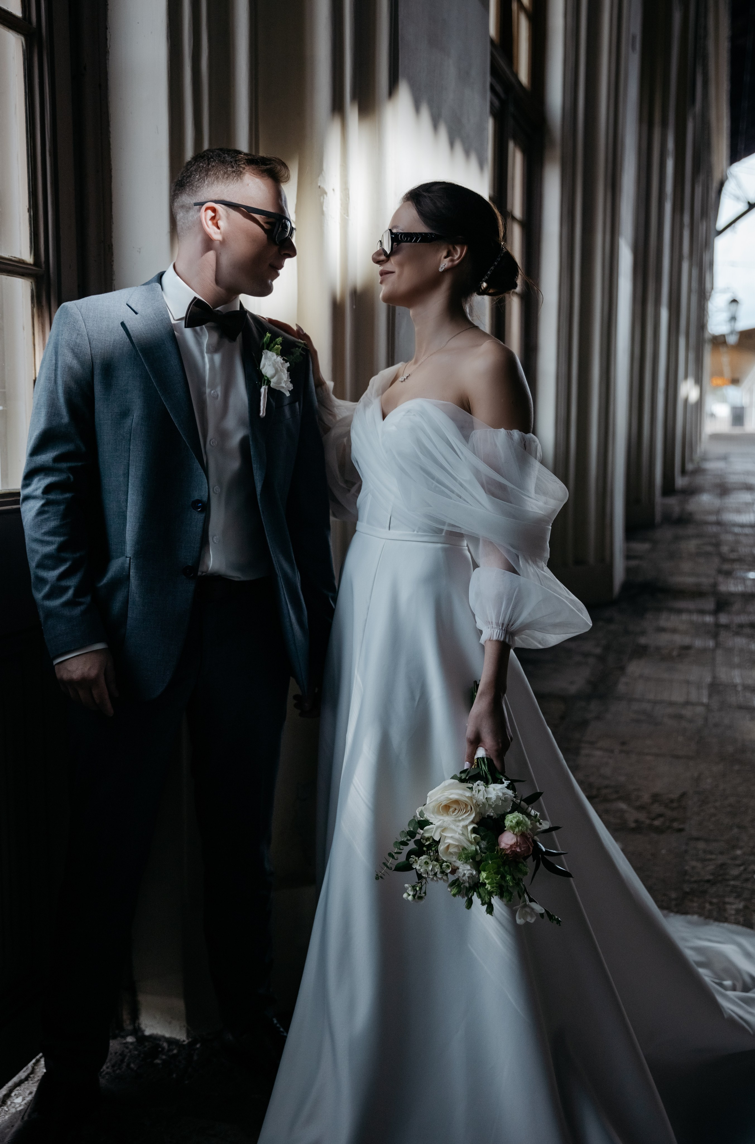 Волшебство уходит — Знаю. — И что мы будем делать? — Наслаждаться моментом. Свадебный фотограф в Санкт-Петербурге