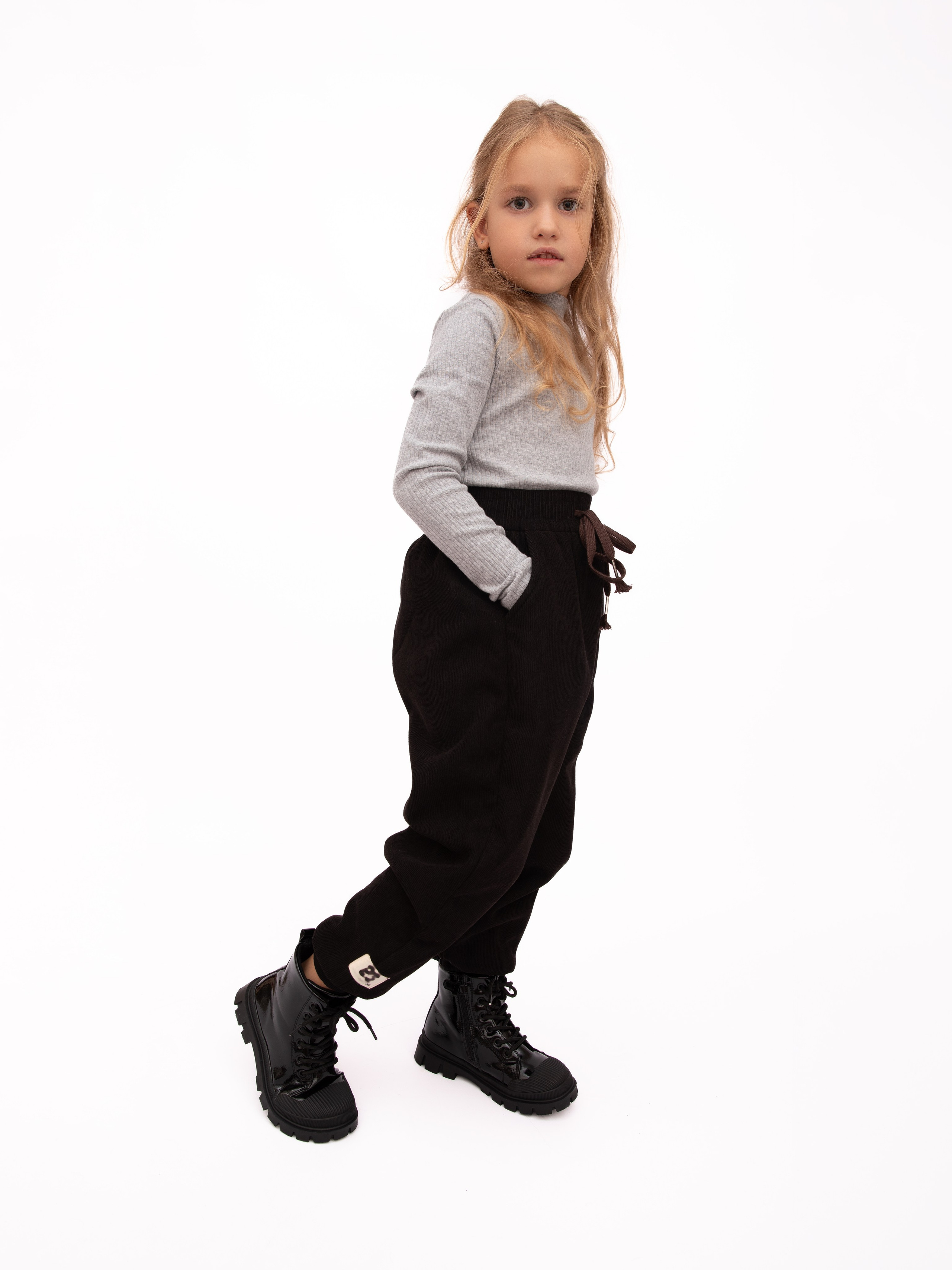 Детские брюки. Фотостудия предметной и модельной съёмки для маркетплейсов