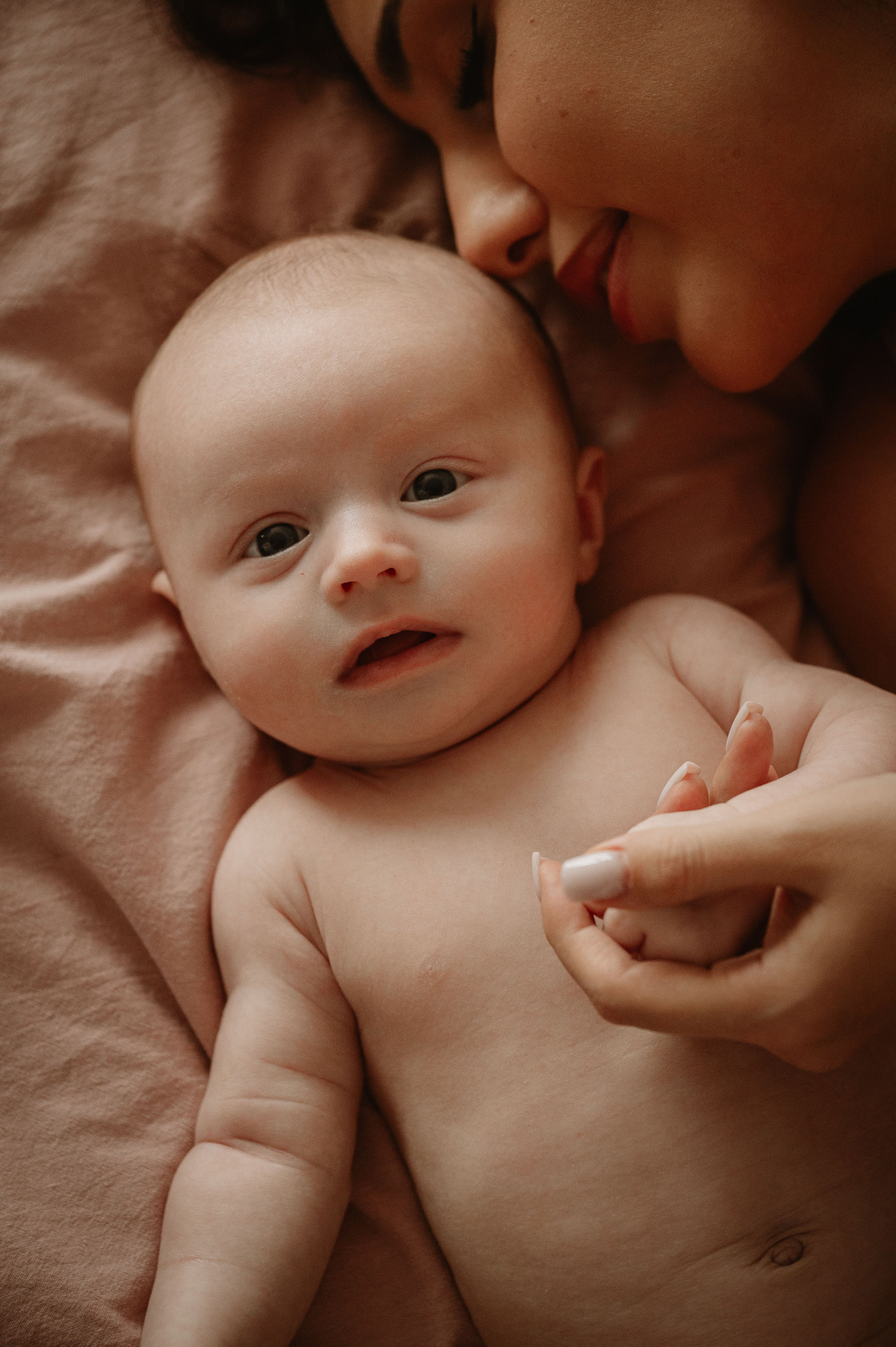 Малышка Зои с мамой и бабушками. Фотограф беременности и семьи, домашние съемки, Ньюборн