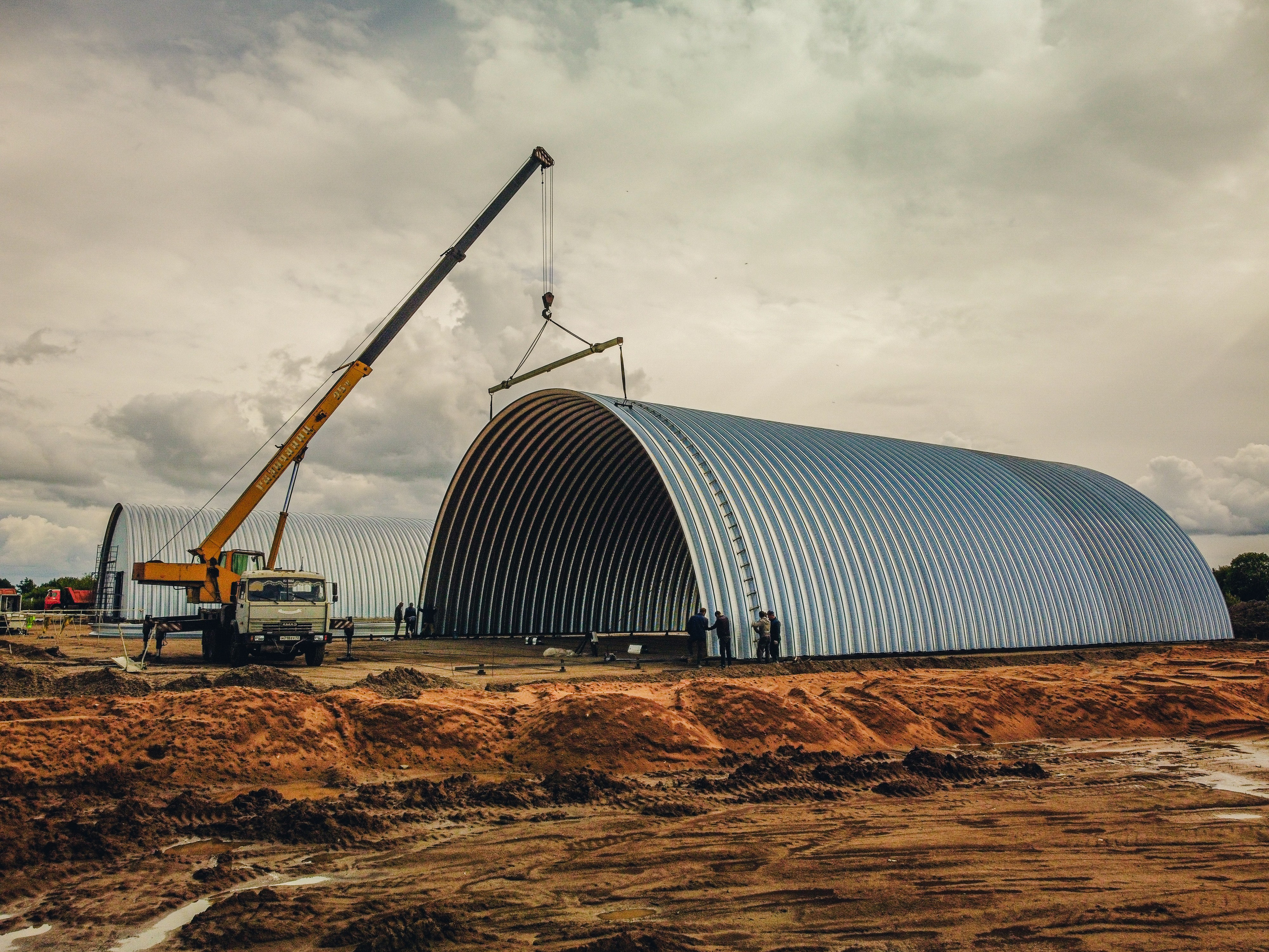 постойка ангаров при помощи подъемного крана