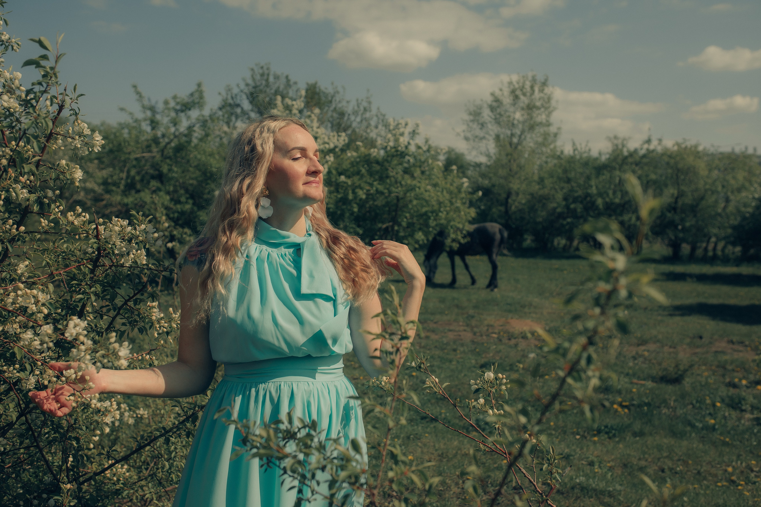 Маргарита в цветущих яблонях. Фотограф в Челябинске Филимонова Дарья