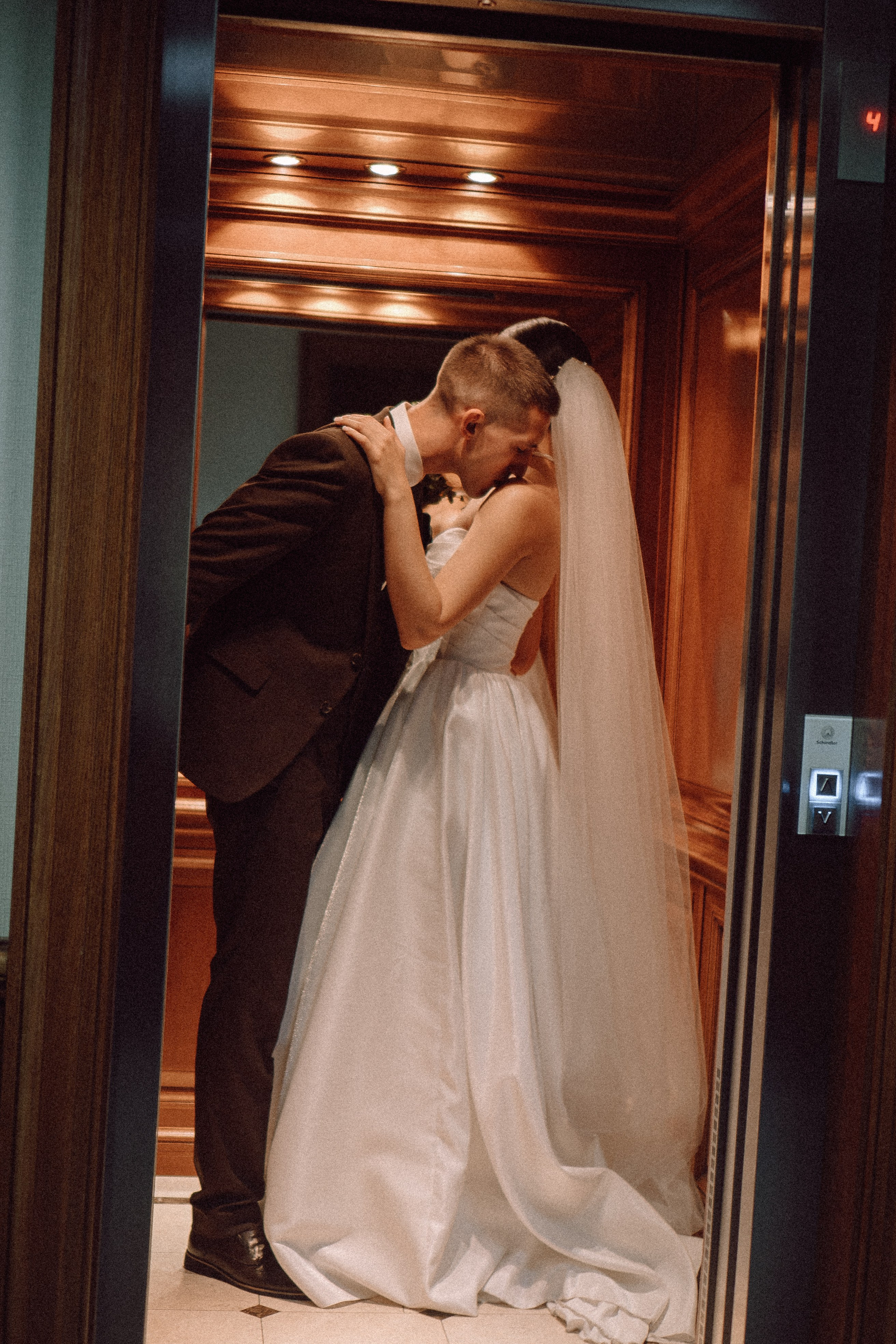 СВАДЕБНАЯ ПРОГУЛКА В САНТК-ПЕТЕРБУРГЕ (ИСАКИЕВСКИЙ СОБОР, ЗИМНЯЯ КАНАВКА, ЭРМИТАЖ И БОЛЬШАЯ МОРСКАЯ УЛИЦА). Профессиональный фотограф, Санкт-Петербург — Виктория Богомолова