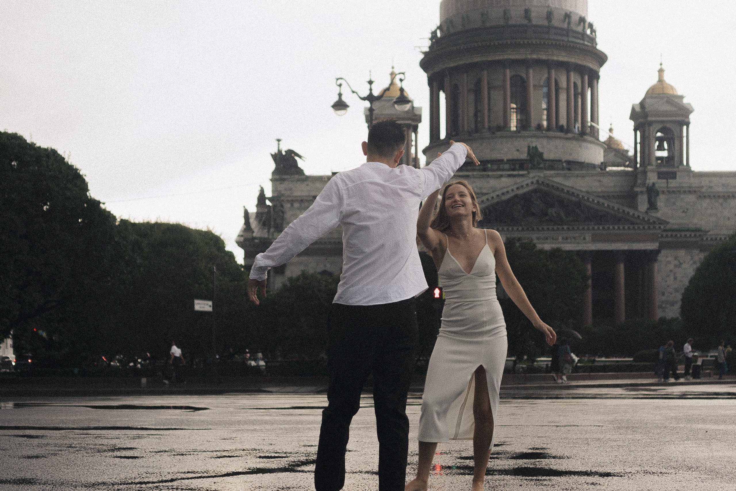 СВАДЕБНАЯ ФОТОСЕСИСИЯ В МЕТРО И ВОЗЛЕ ИСАКИЕВСКОГО СОБОРА В ДОЖДЬ. Профессиональный фотограф, Санкт-Петербург — Виктория Богомолова