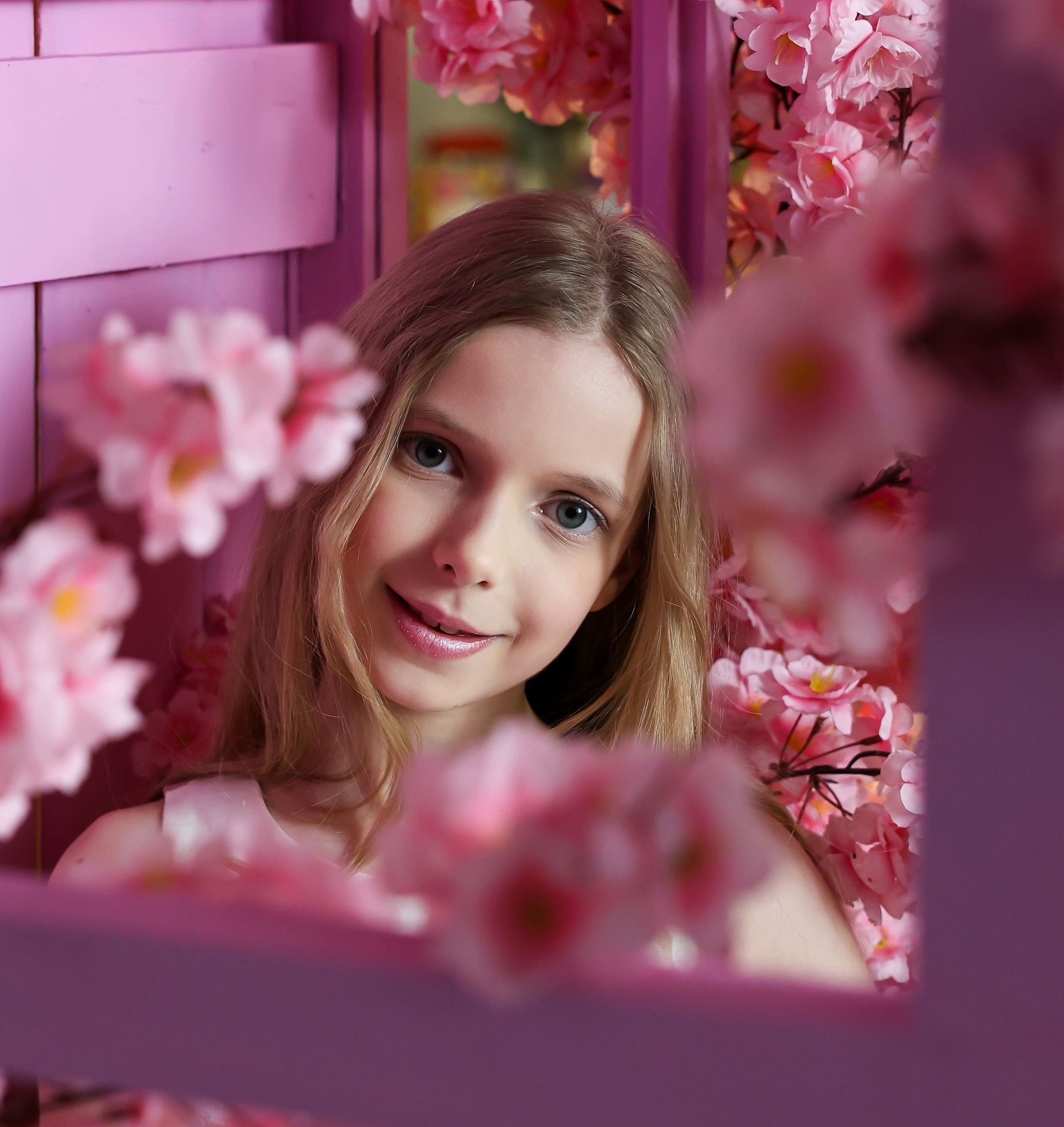 портрет девочки через цветы, крупный план, нежная детская съёмка, фотограф Карасёва Елена