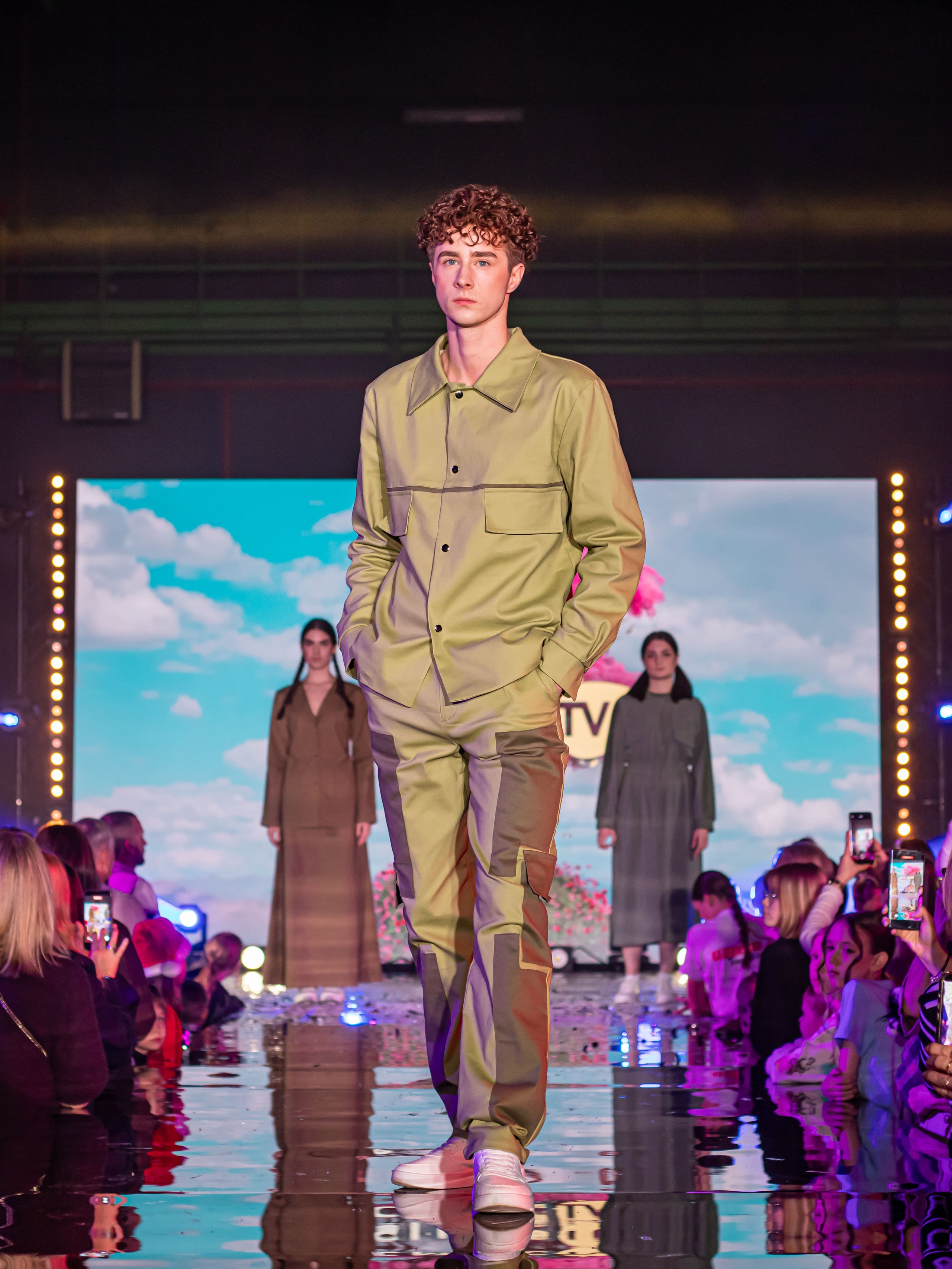 Мужская модель на подиуме телепроекта DMC MUSIC TV — fashion-репортаж