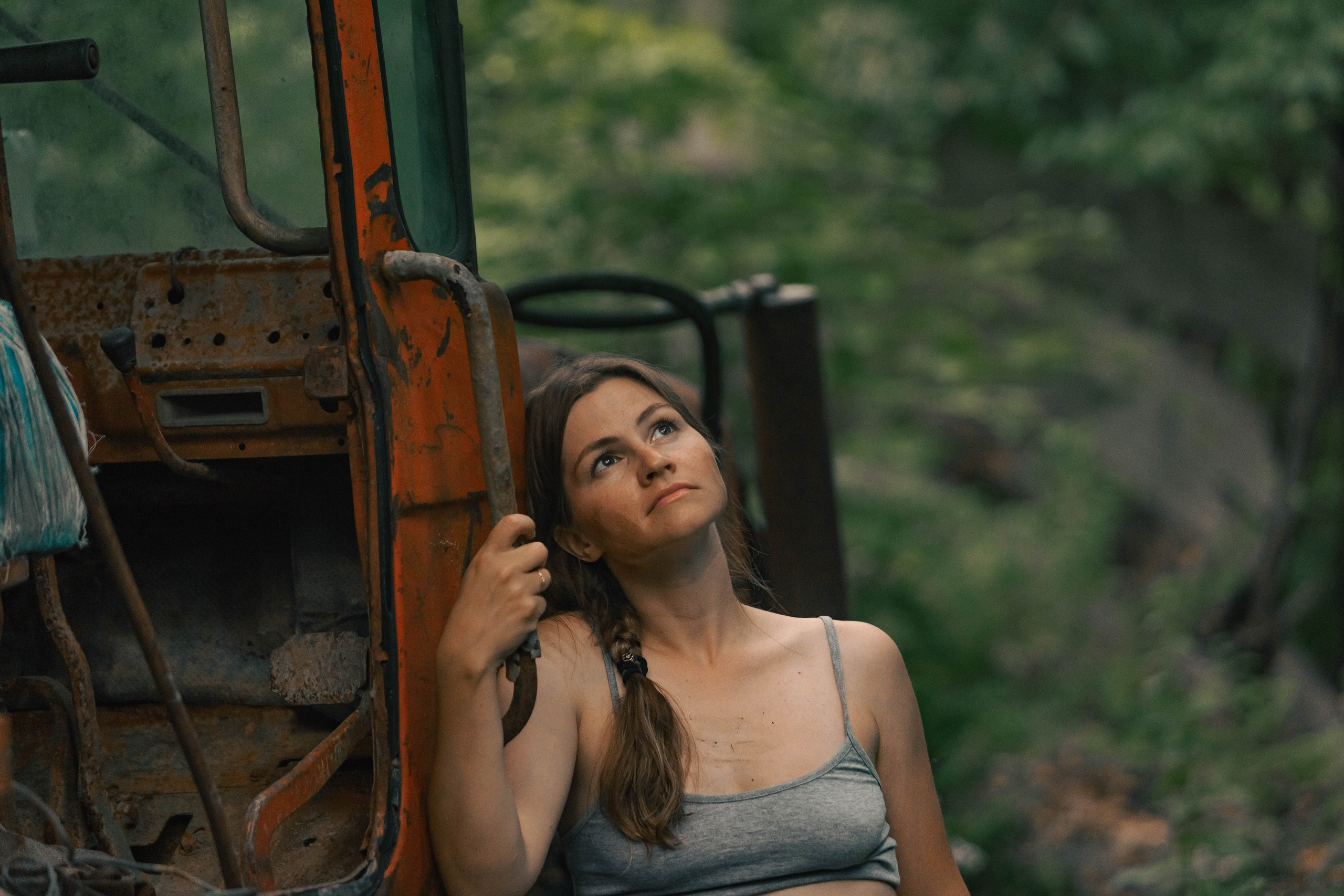 Лес и трактор. Фотосессии для девушек в Краснодаре