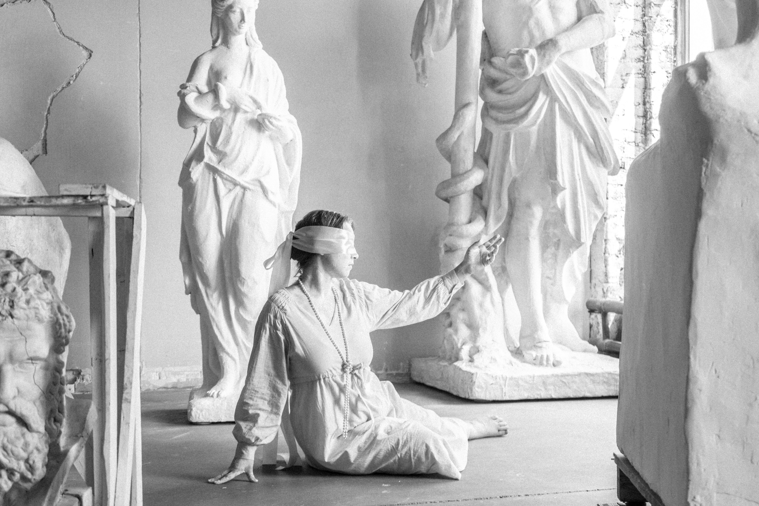 Железо железо острит, и человек изощряет взгляд друга своего