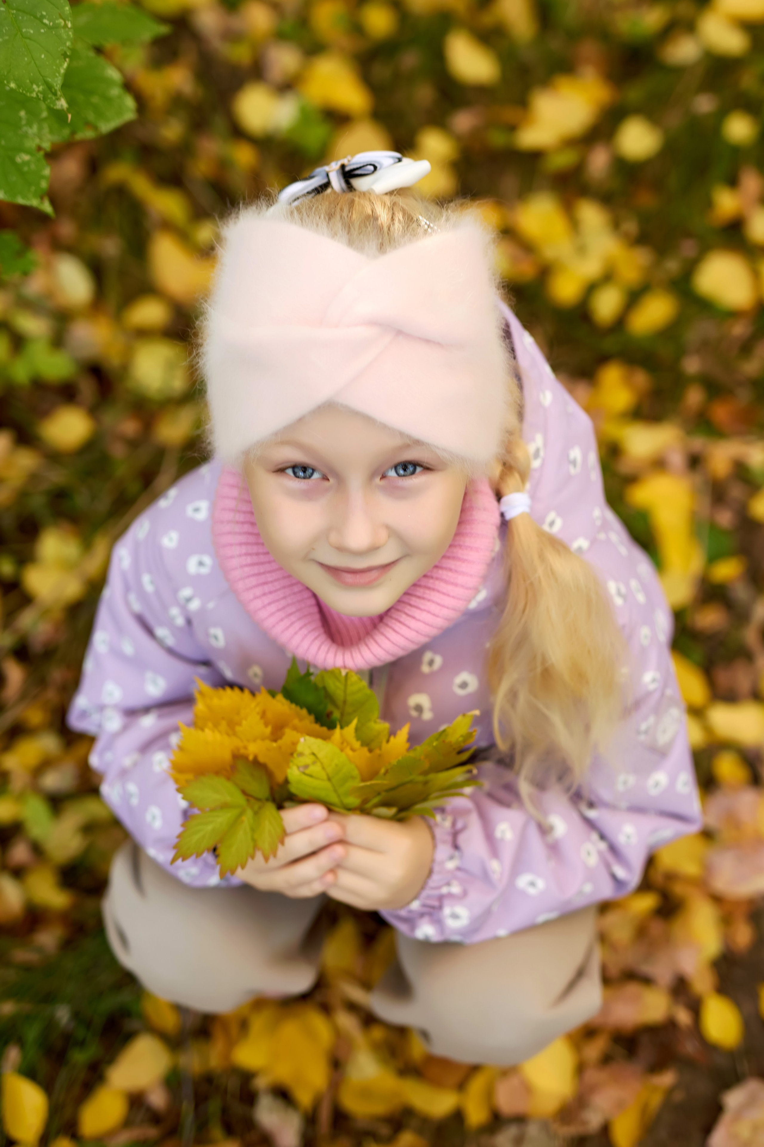 Девочка в листьях, профессиональная съемка