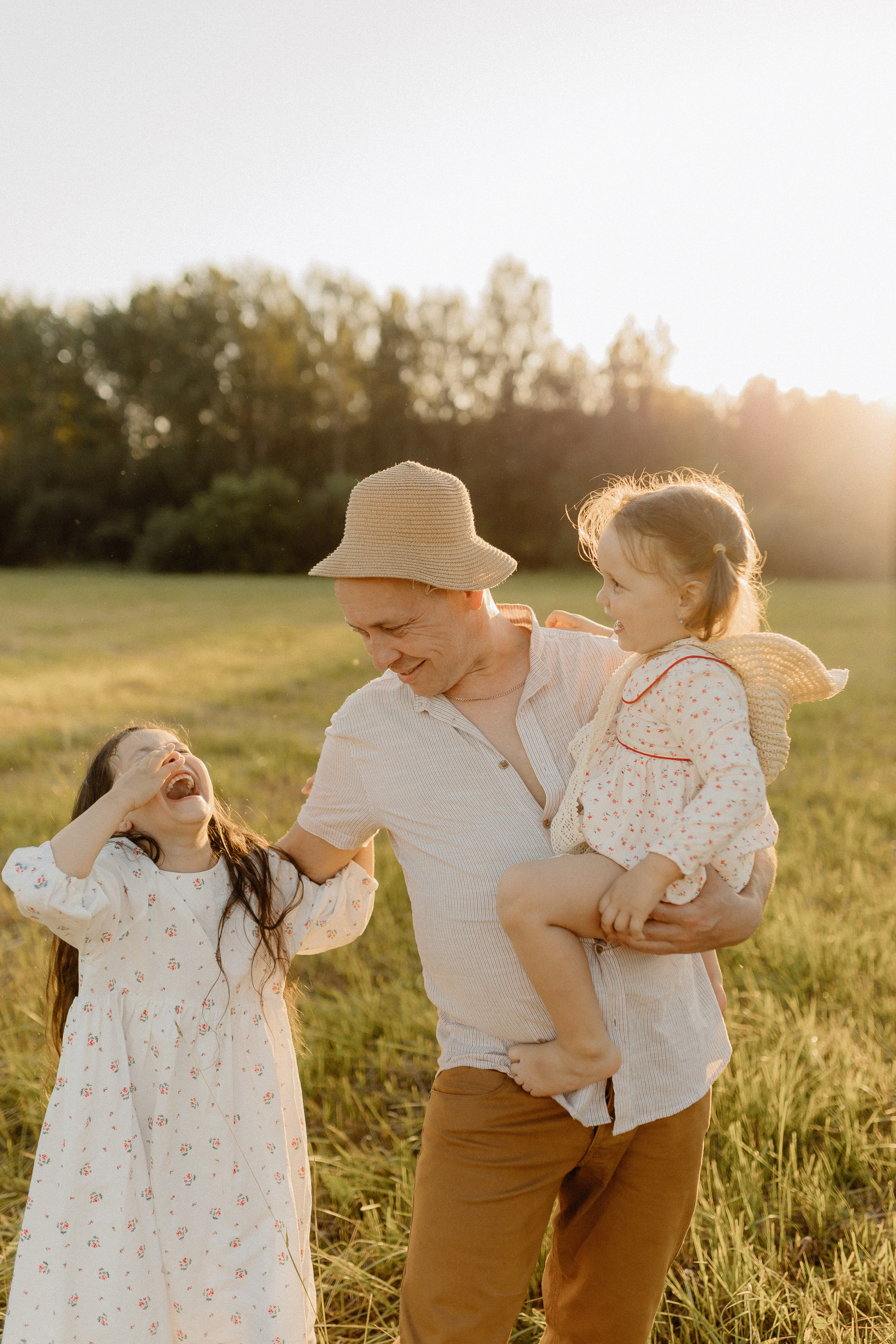 Семейная фотосессия с усатым любимцем. Главная
