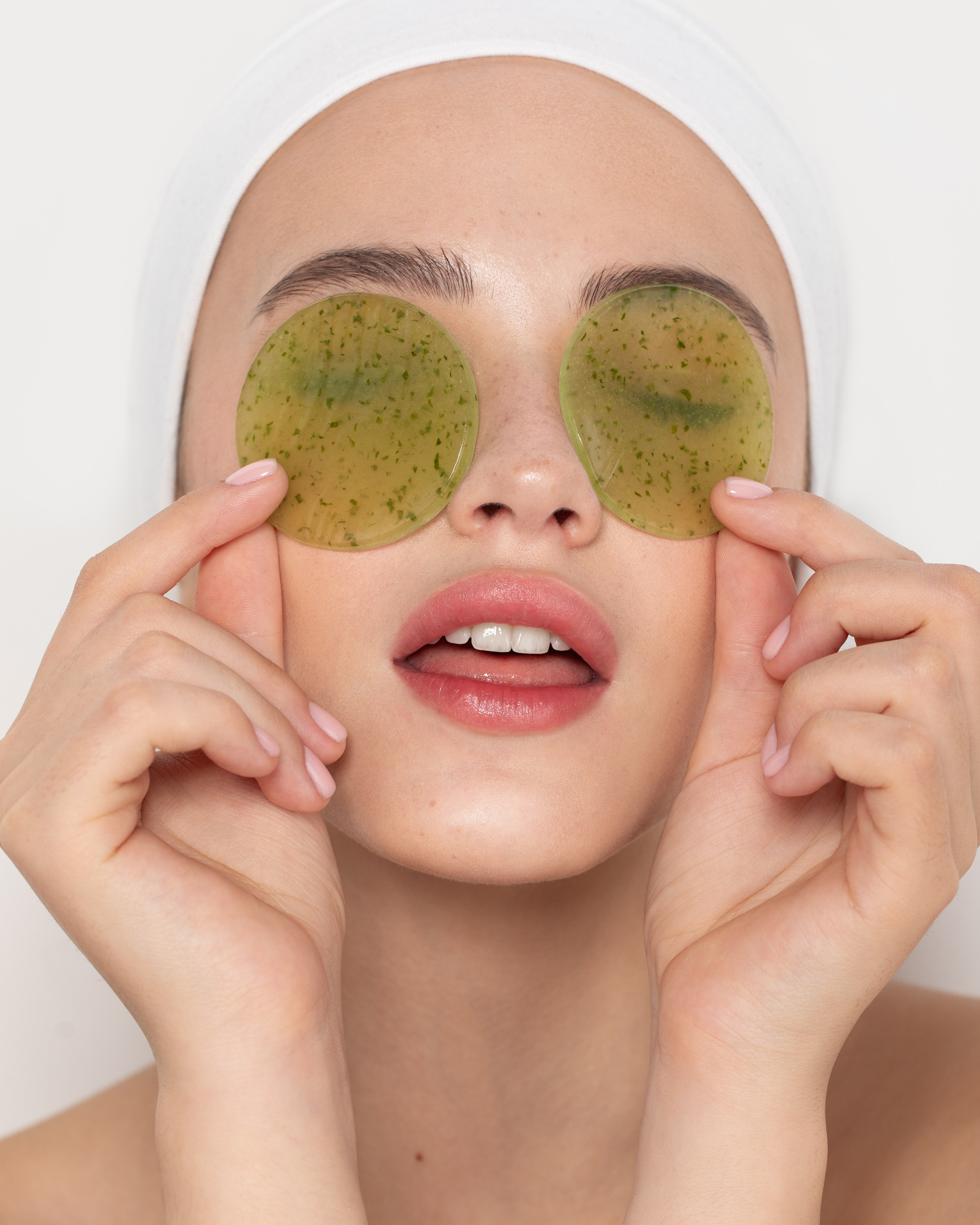 Изображение продукта с моделью в кадре (тело, руки, лицо, волосы и тд). Рекламный фотограф Ксения Вершинина | Москва