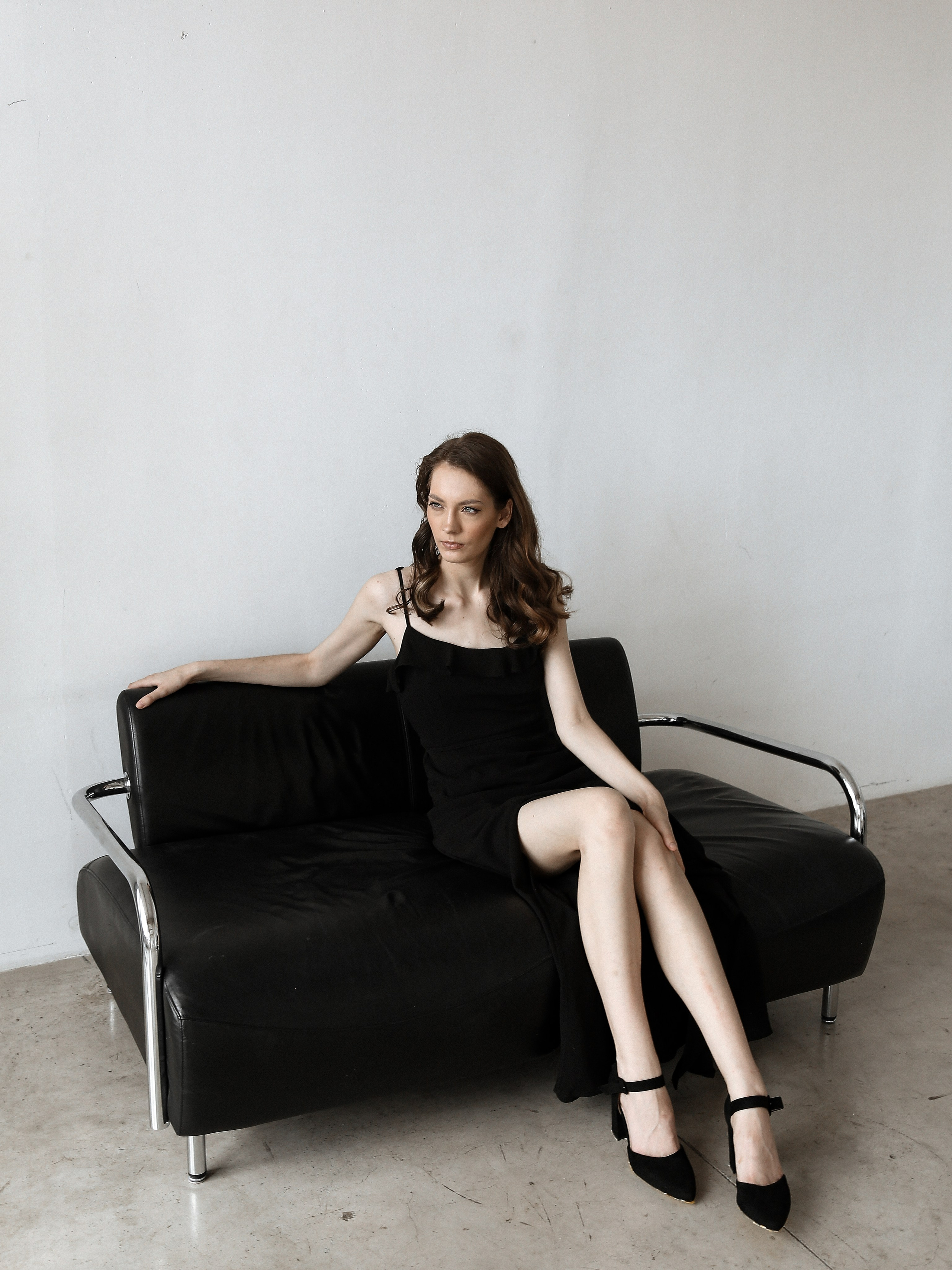 модельные тесты, fashion фотография, модель, фотограф, черный платье, белый фон, минимализм, модельное агентство, портфолио модели, модельный бизнес, fashion портрет, beauty фотография, естественная красота, modeling tests, fashion photography, model, photographer, black dress, white background, minimalism, modeling agency, model portfolio, modeling business, fashion portrait, beauty photography, natural beauty