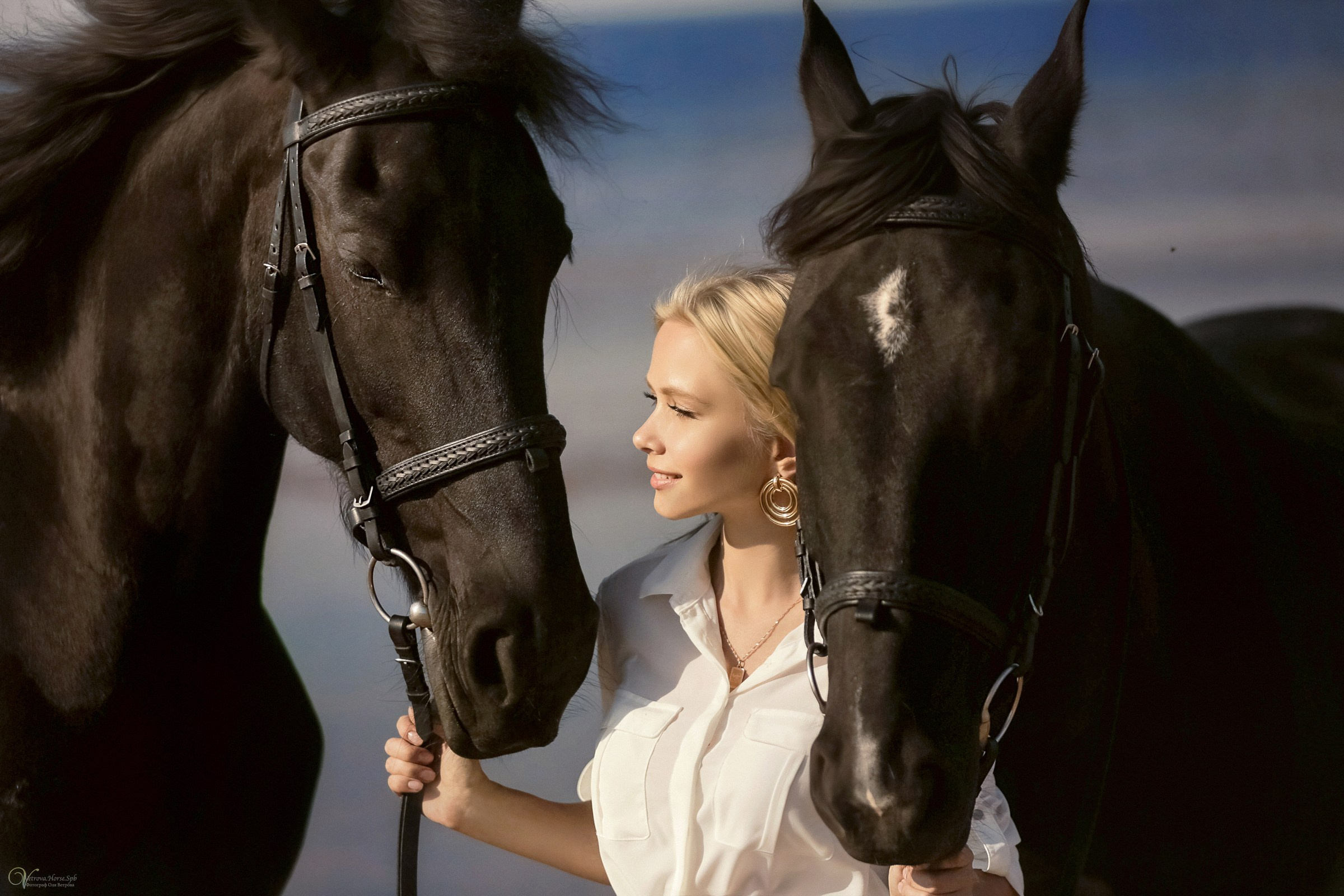 Фото с лошадьми идеи для фотосессии, девушка держит двух вороных лошадей