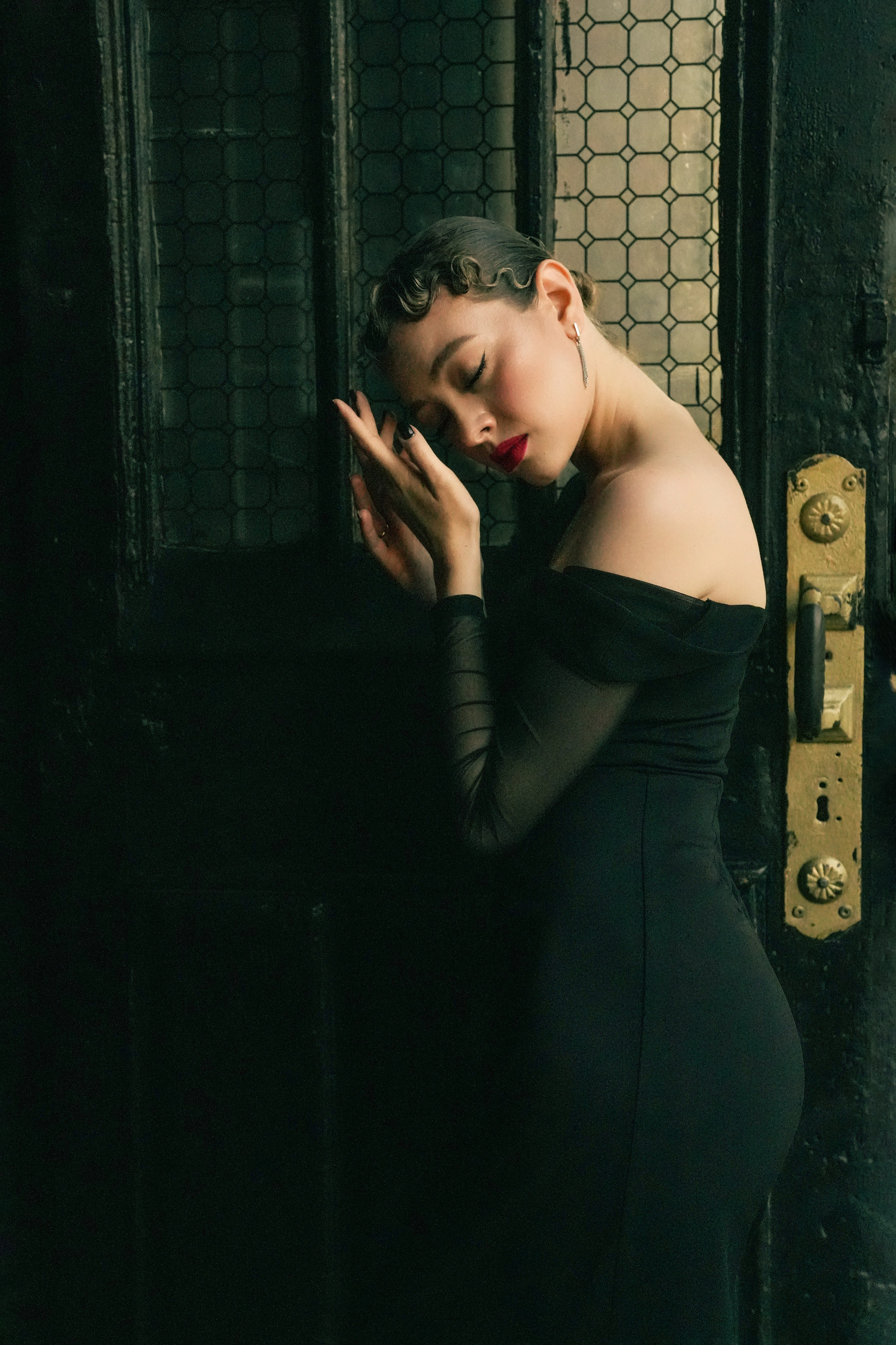 Женственная стрит фотосессия в стиле парижский шик. Фотосессия в духе классики.