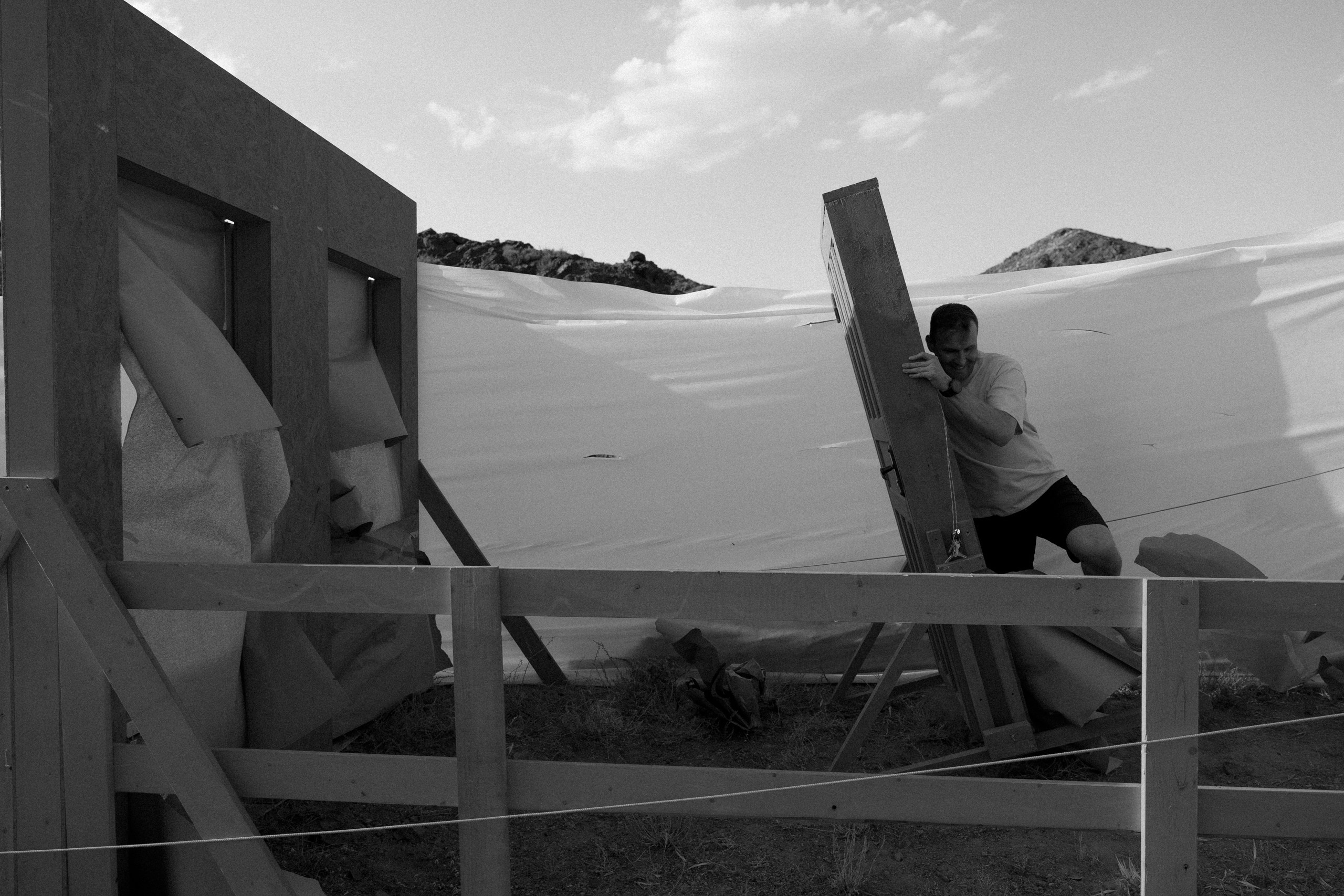 Здравствуйте! Я свадебный фотограф из Ульяновска, работаю в том числе по всей России и с выездом за границу. Снимаю свадьбы, lovestory, корпоративы, светский репортаж. Провожу обучение по фотографии, мастер-классы и воркшопы для других фотографов.