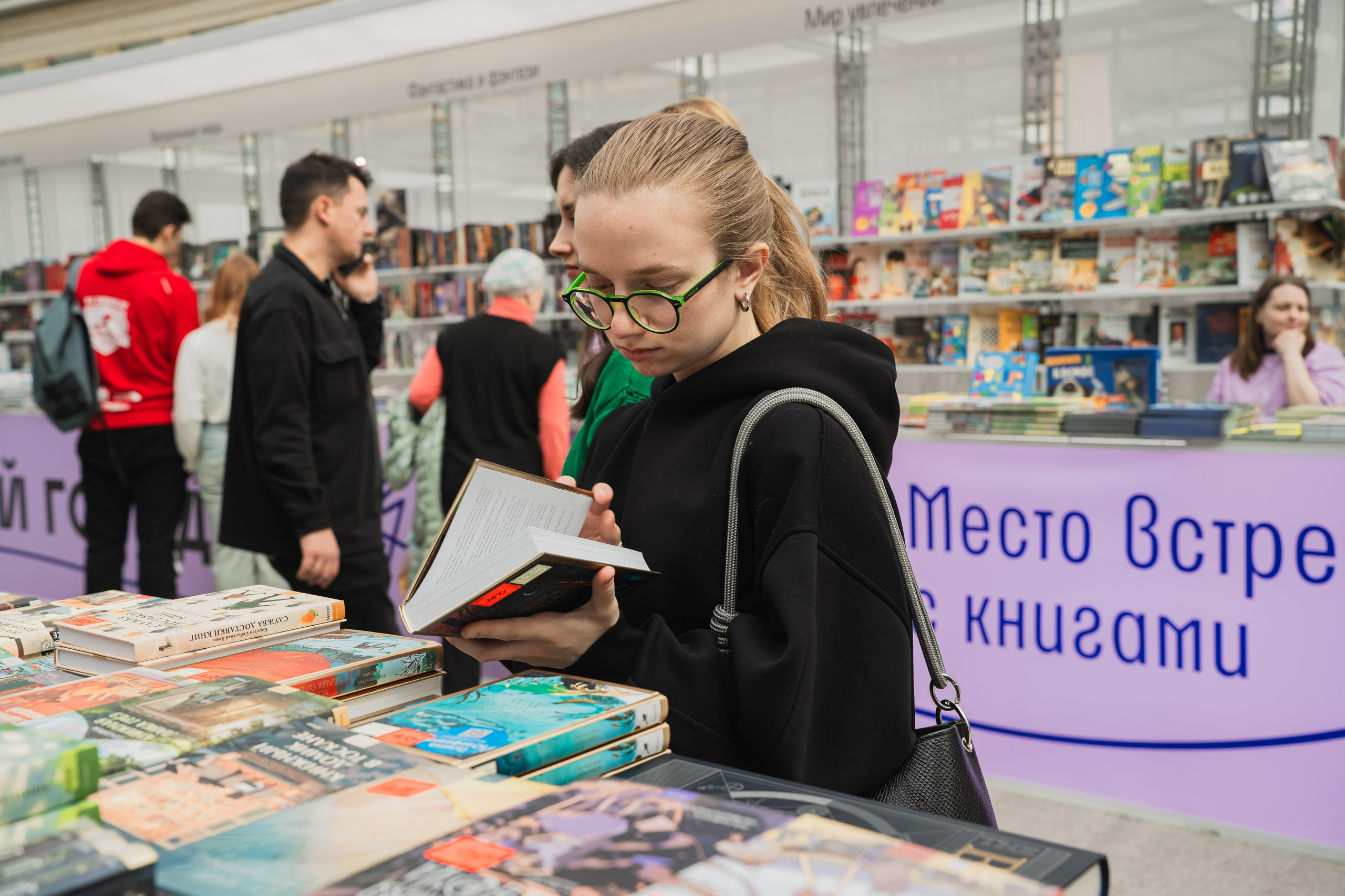 МИФ Non/fictio№ 2025 стенды. Репортажный фотограф Анастасия Рубцова