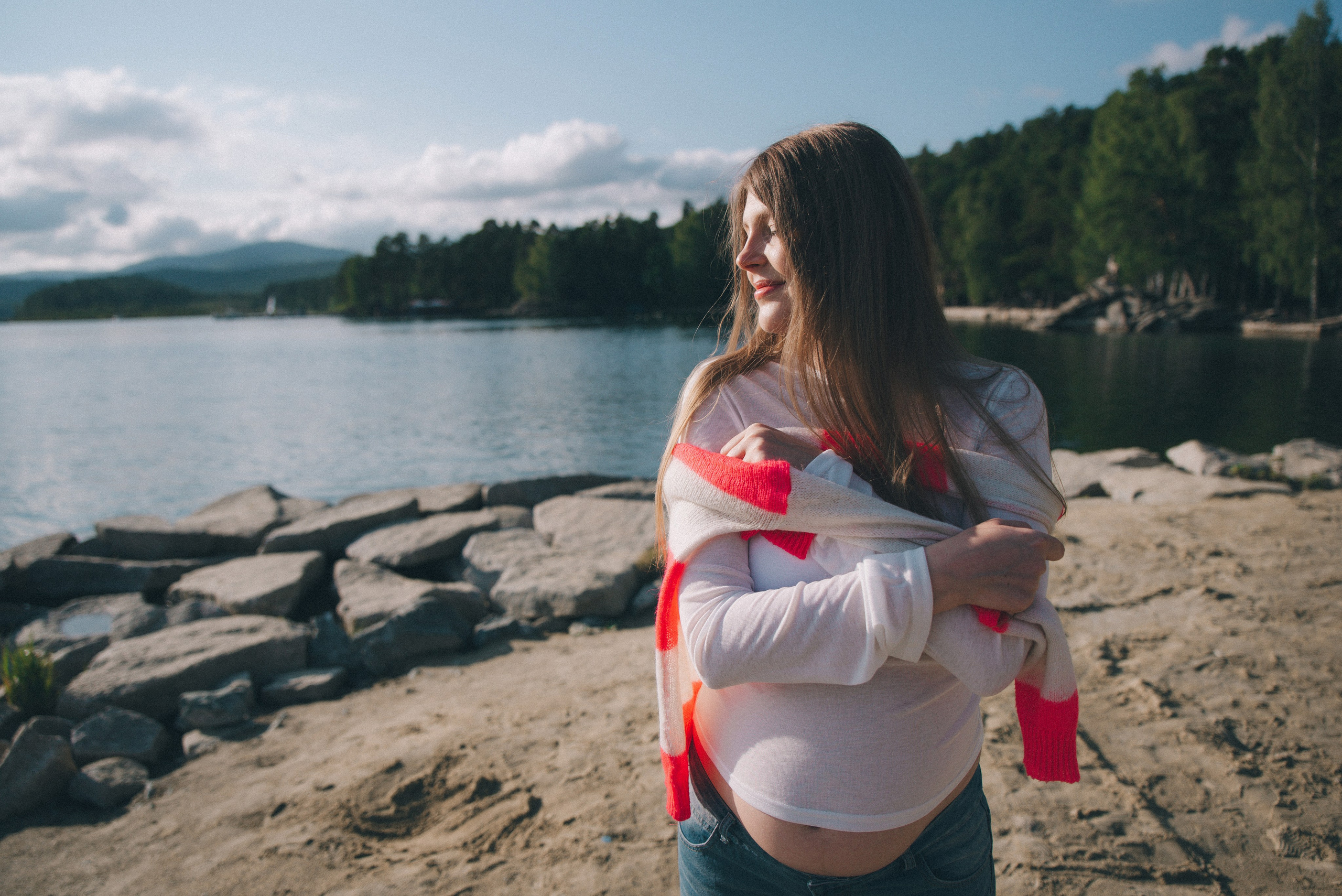 летнее солнце и девушка на берегу