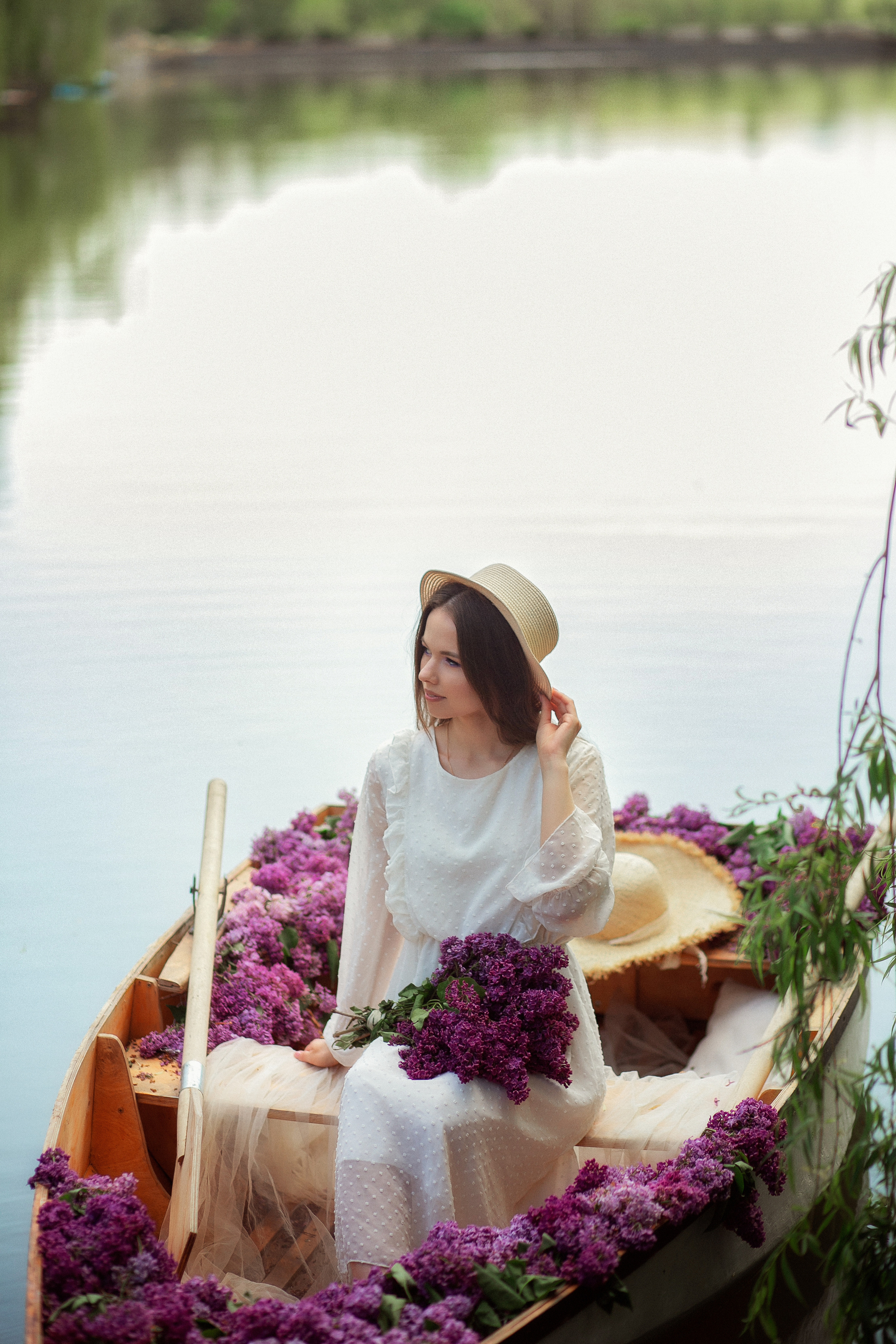Даша в лодке с сиренью. Свадебный и семейный фотограф  Новочеркасск Виктория Литвиненко